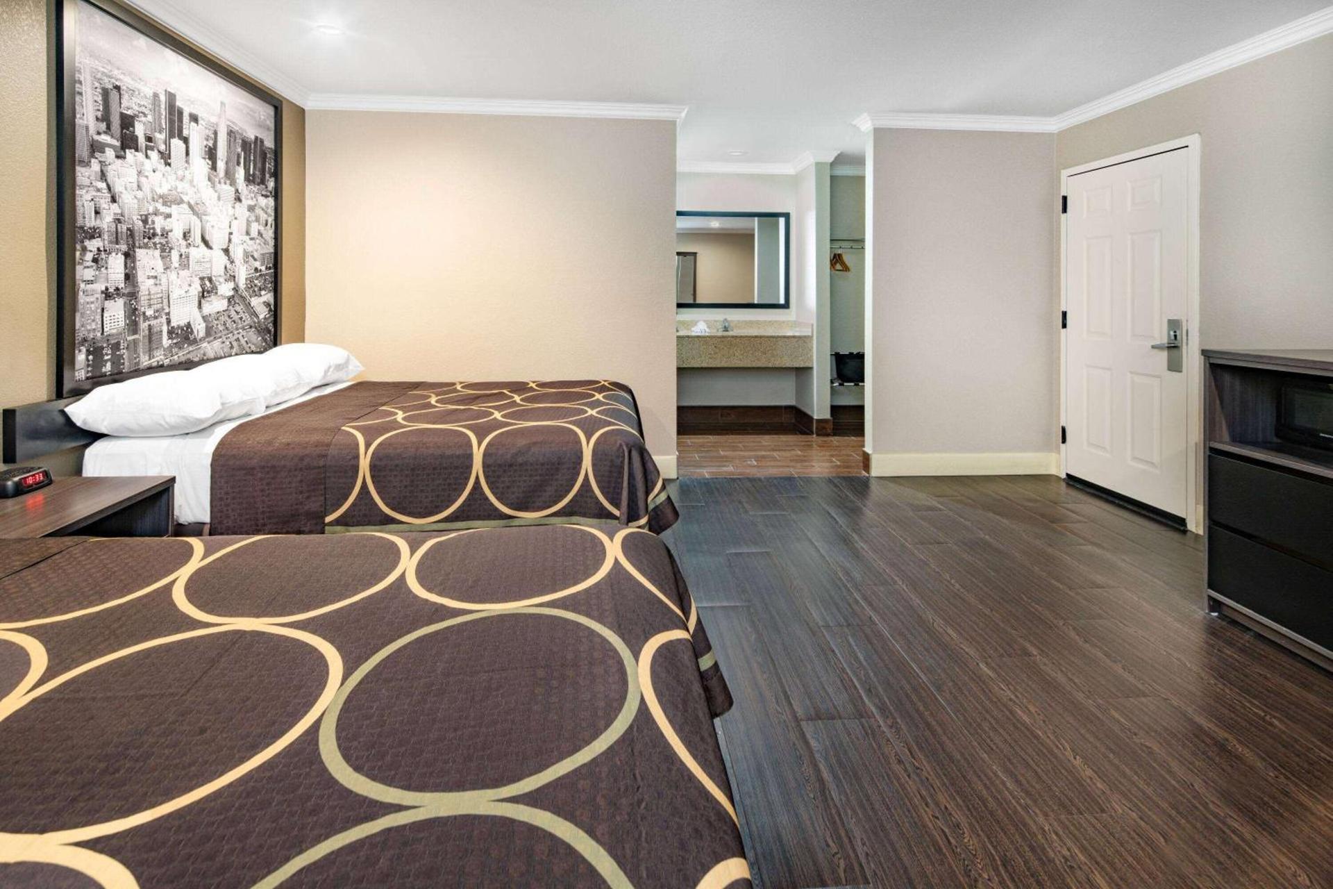 Super 8 by Wyndham North Hollywood photo 21