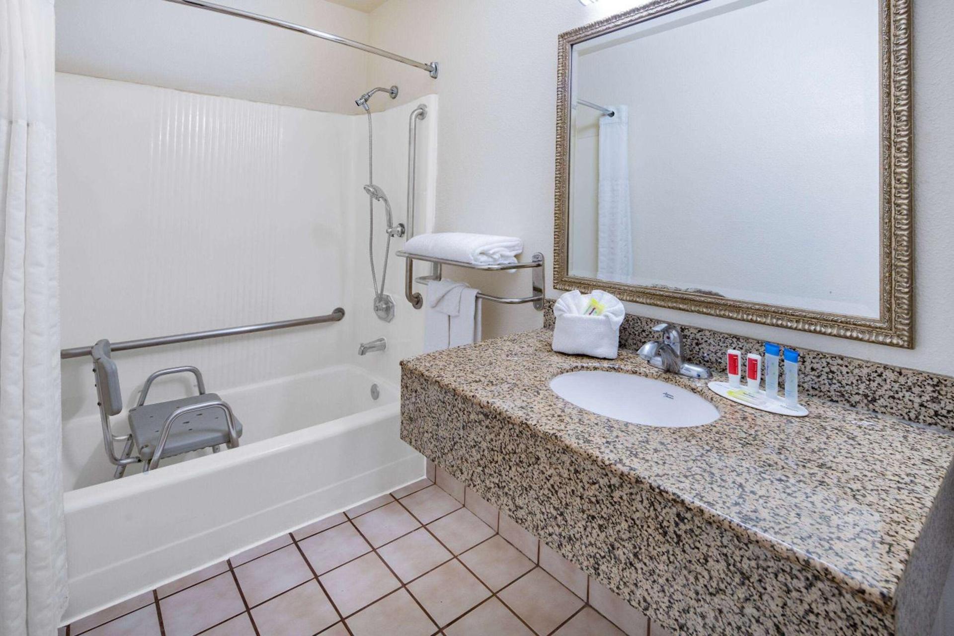 Super 8 by Wyndham San Diego Hotel Circle photo 21