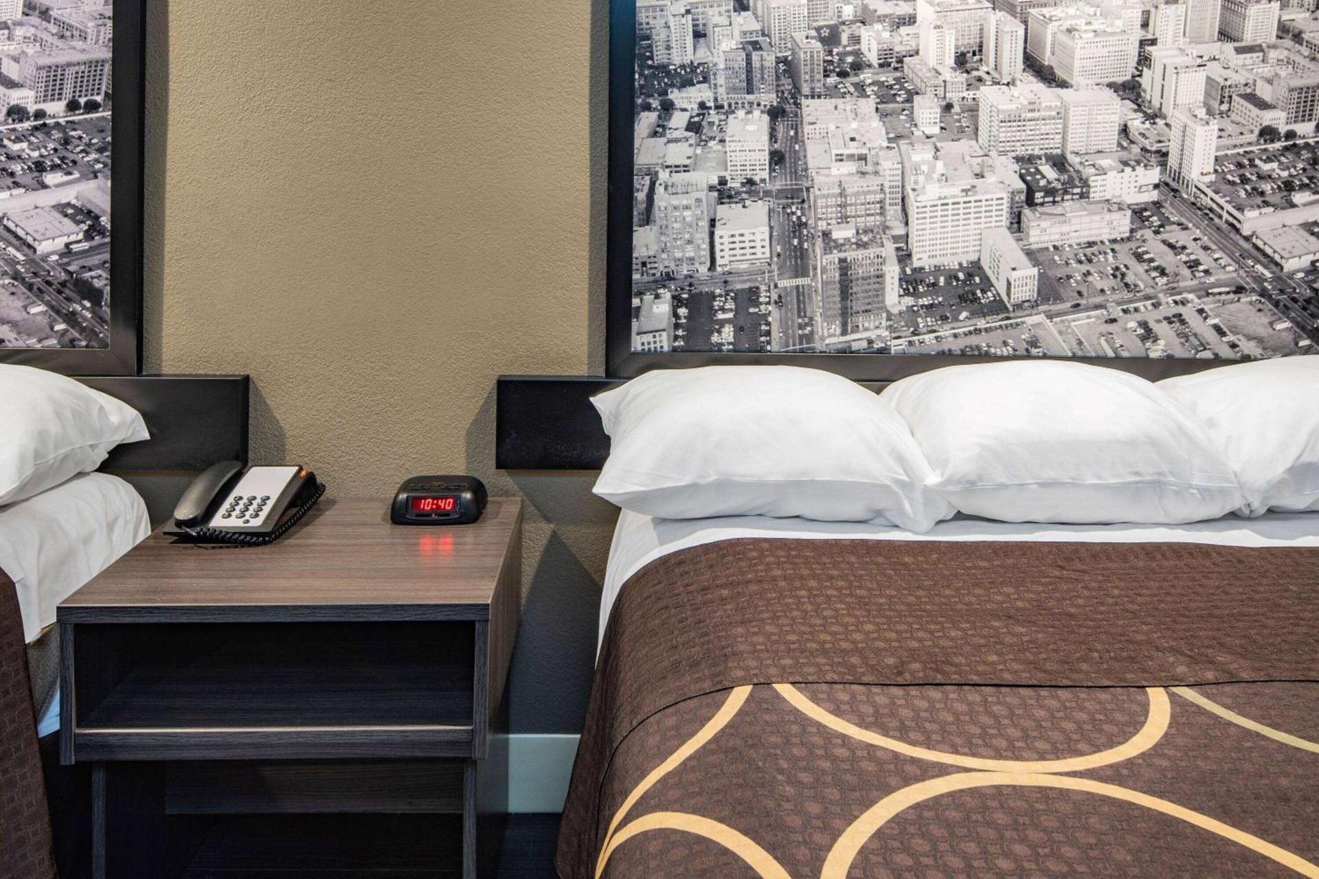 Super 8 by Wyndham North Hollywood photo 20
