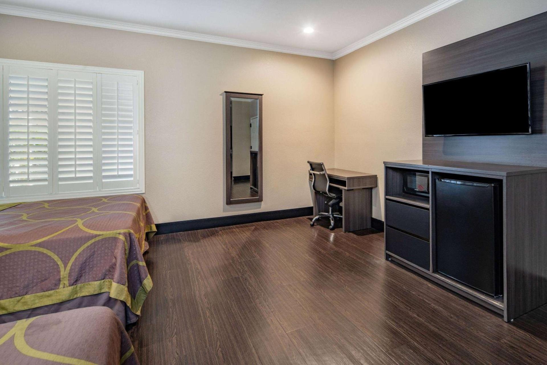 Super 8 by Wyndham North Hollywood photo 24