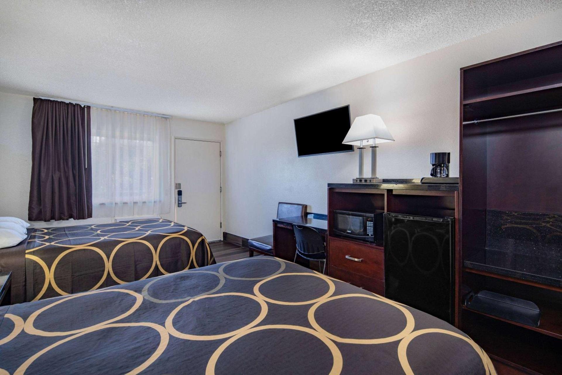 Super 8 by Wyndham San Diego Hotel Circle photo 29