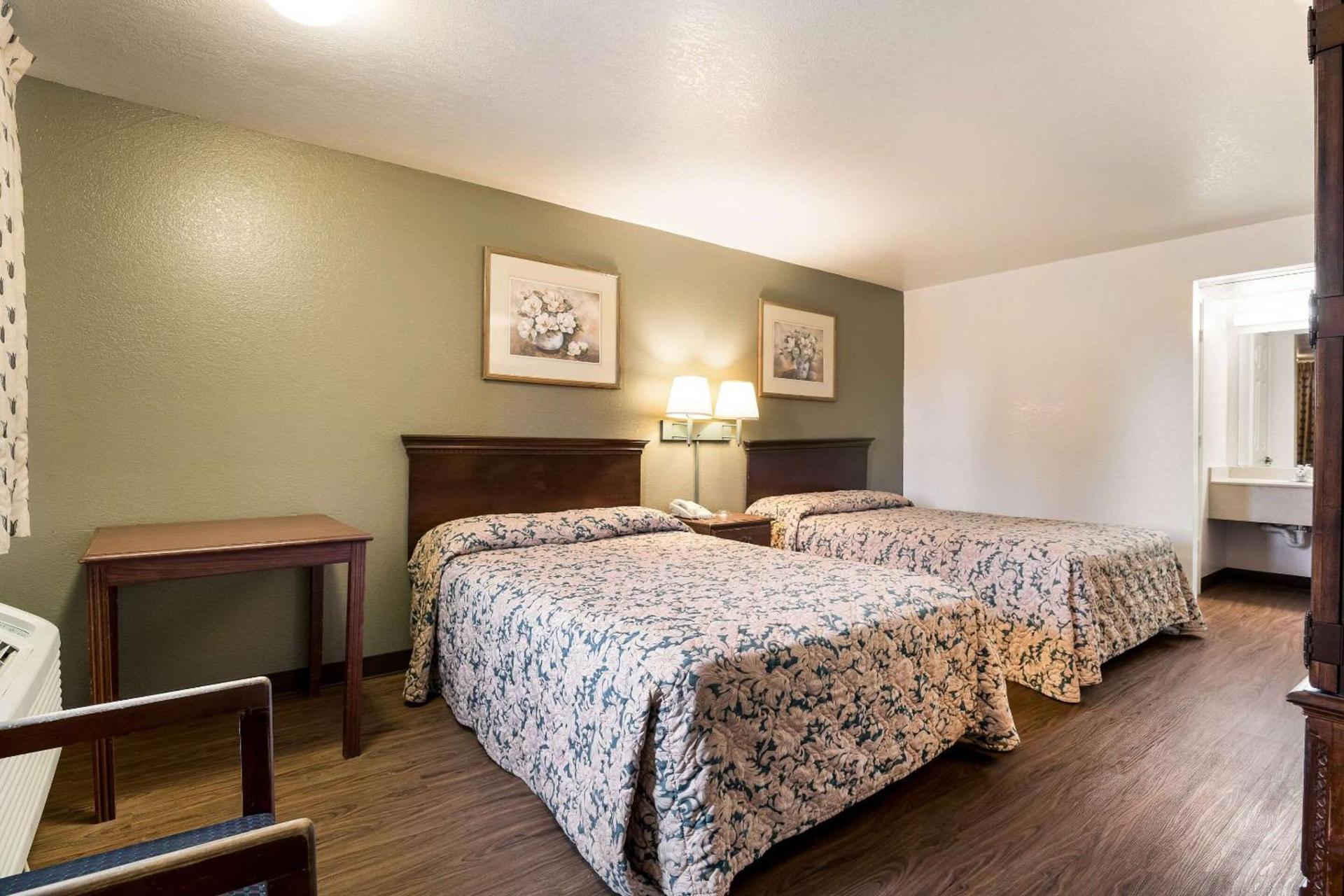 Econo Lodge Bartlesville Hwy 75 photo 4