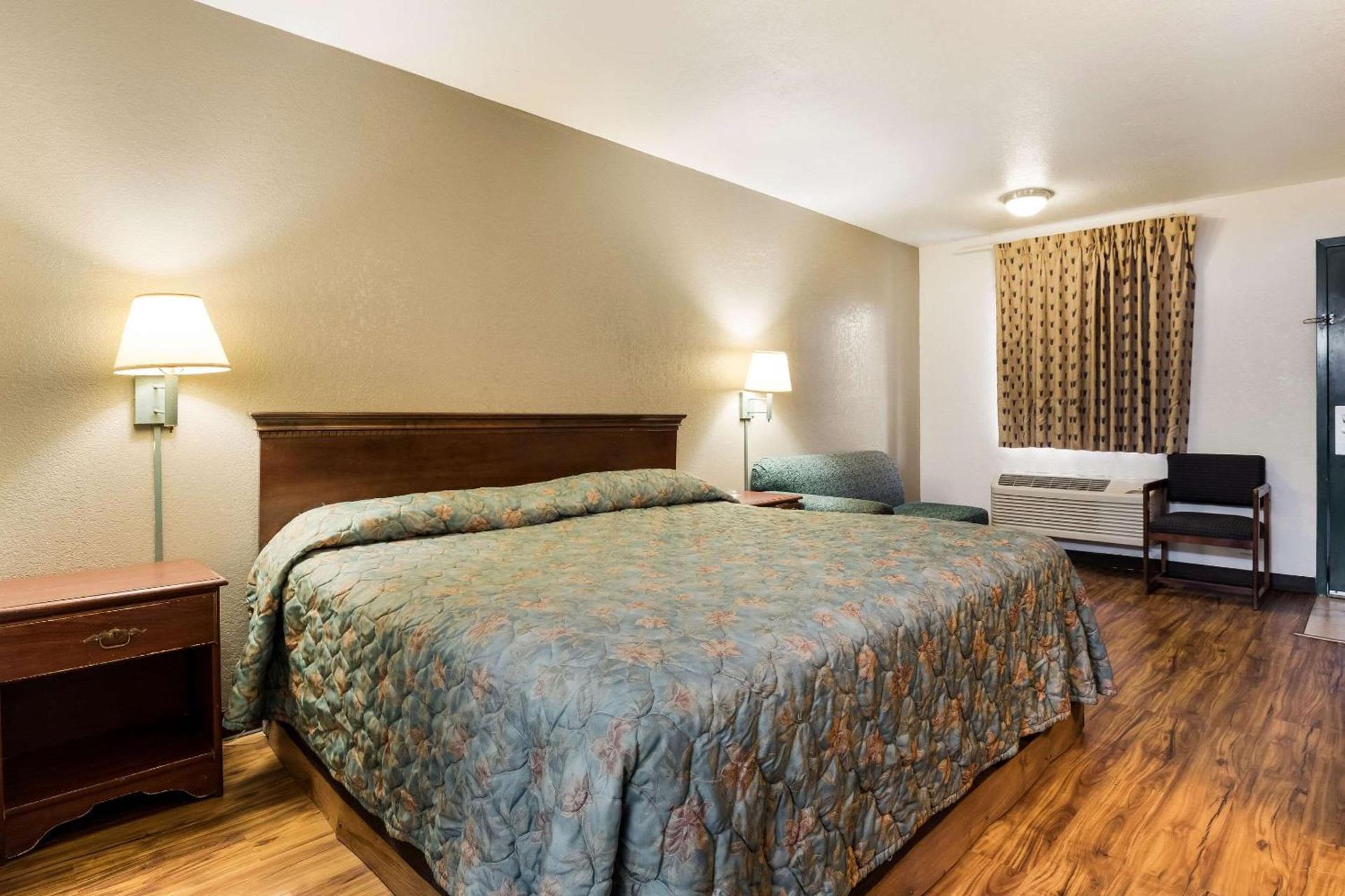 Econo Lodge Bartlesville Hwy 75 photo 11