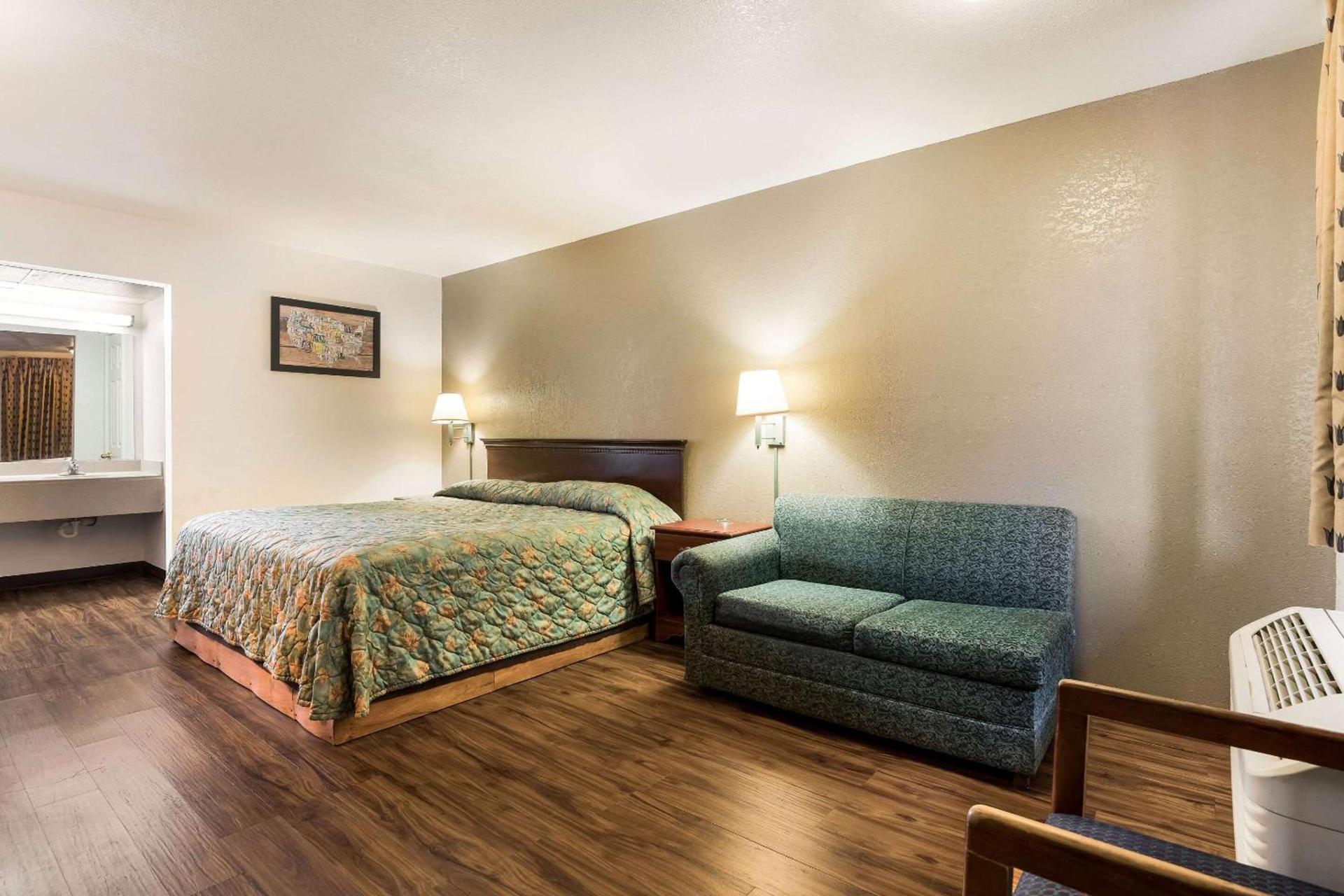 Econo Lodge Bartlesville Hwy 75 photo 10