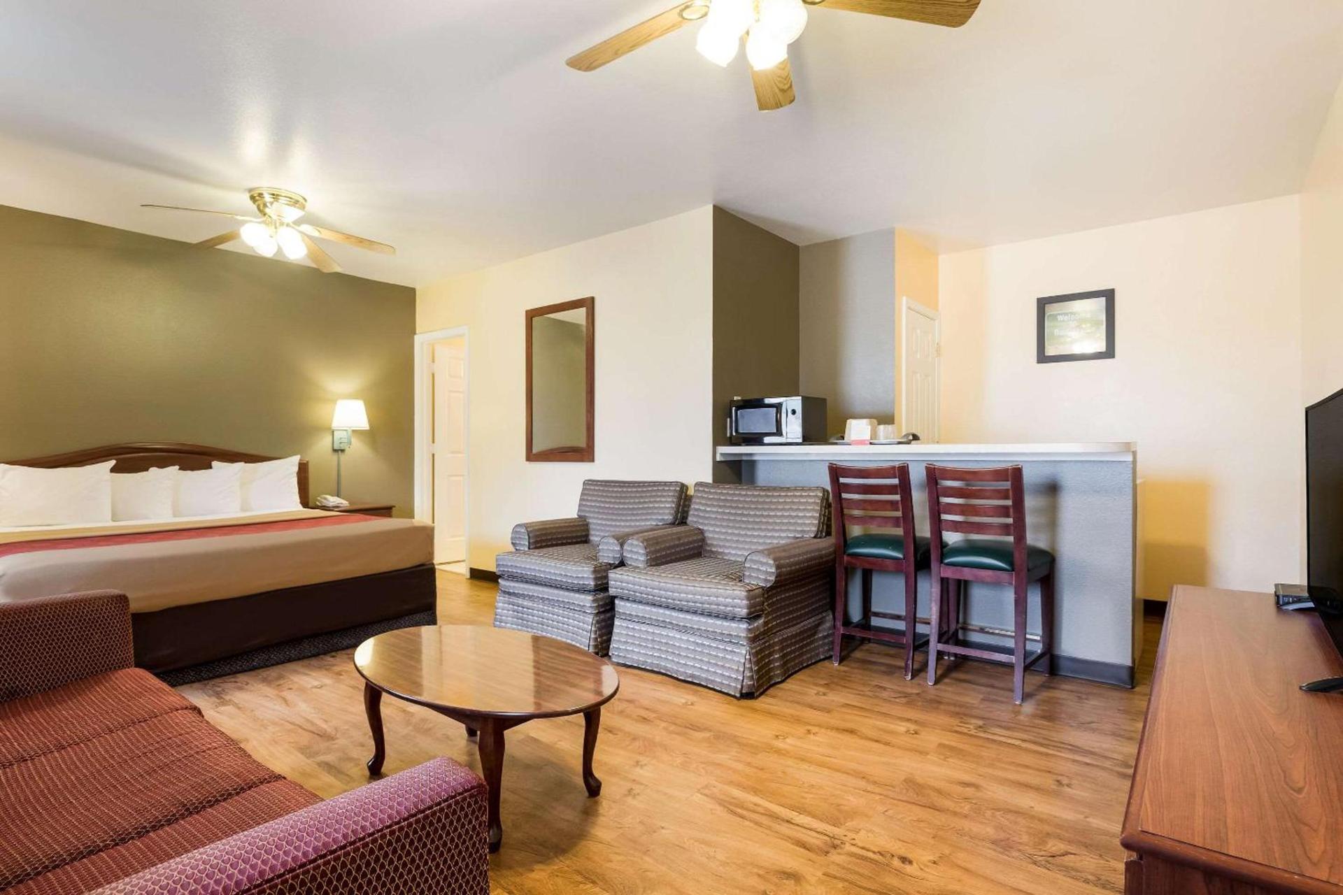 Econo Lodge Bartlesville Hwy 75 photo 14