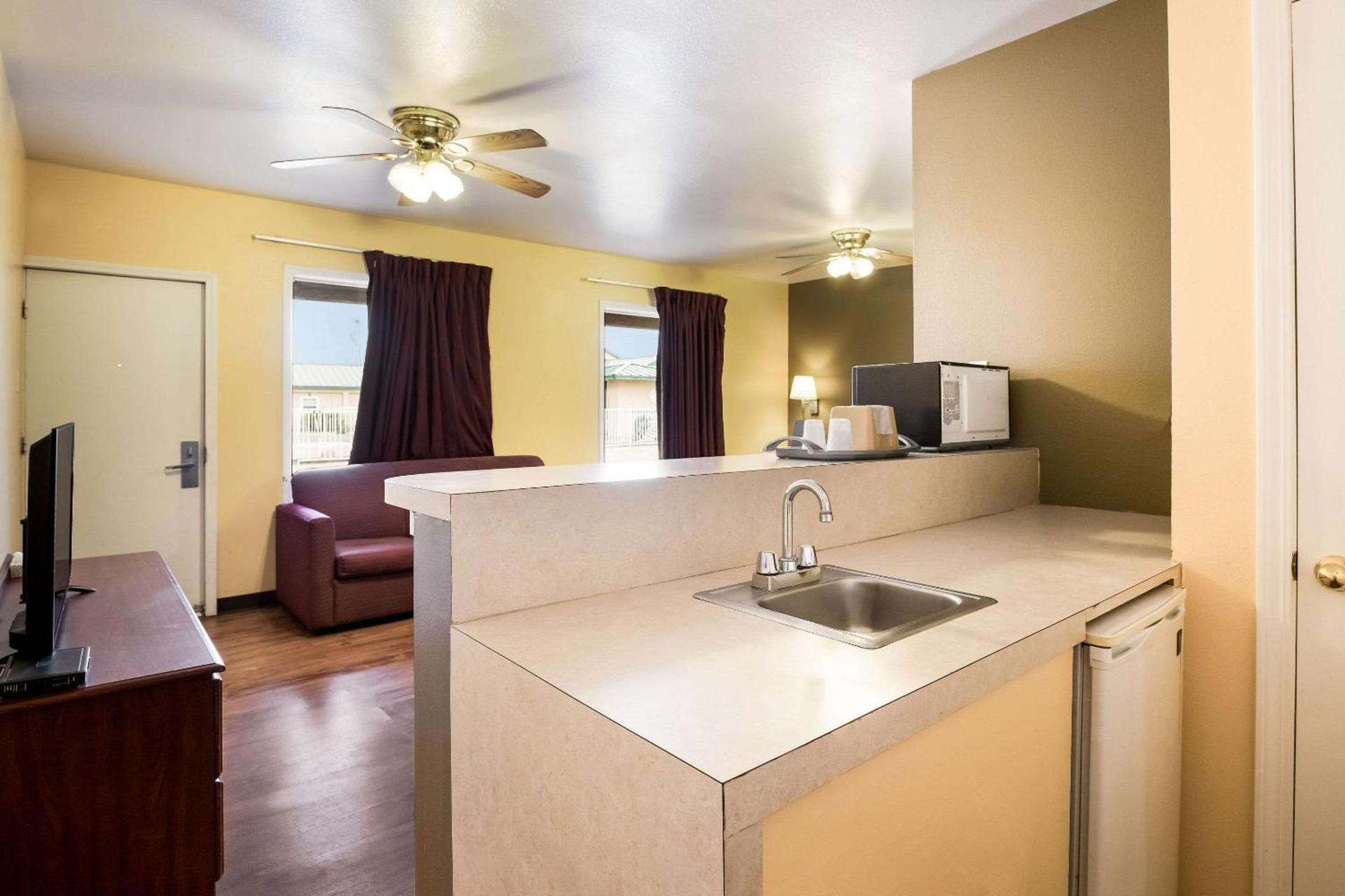 Econo Lodge Bartlesville Hwy 75 photo 15