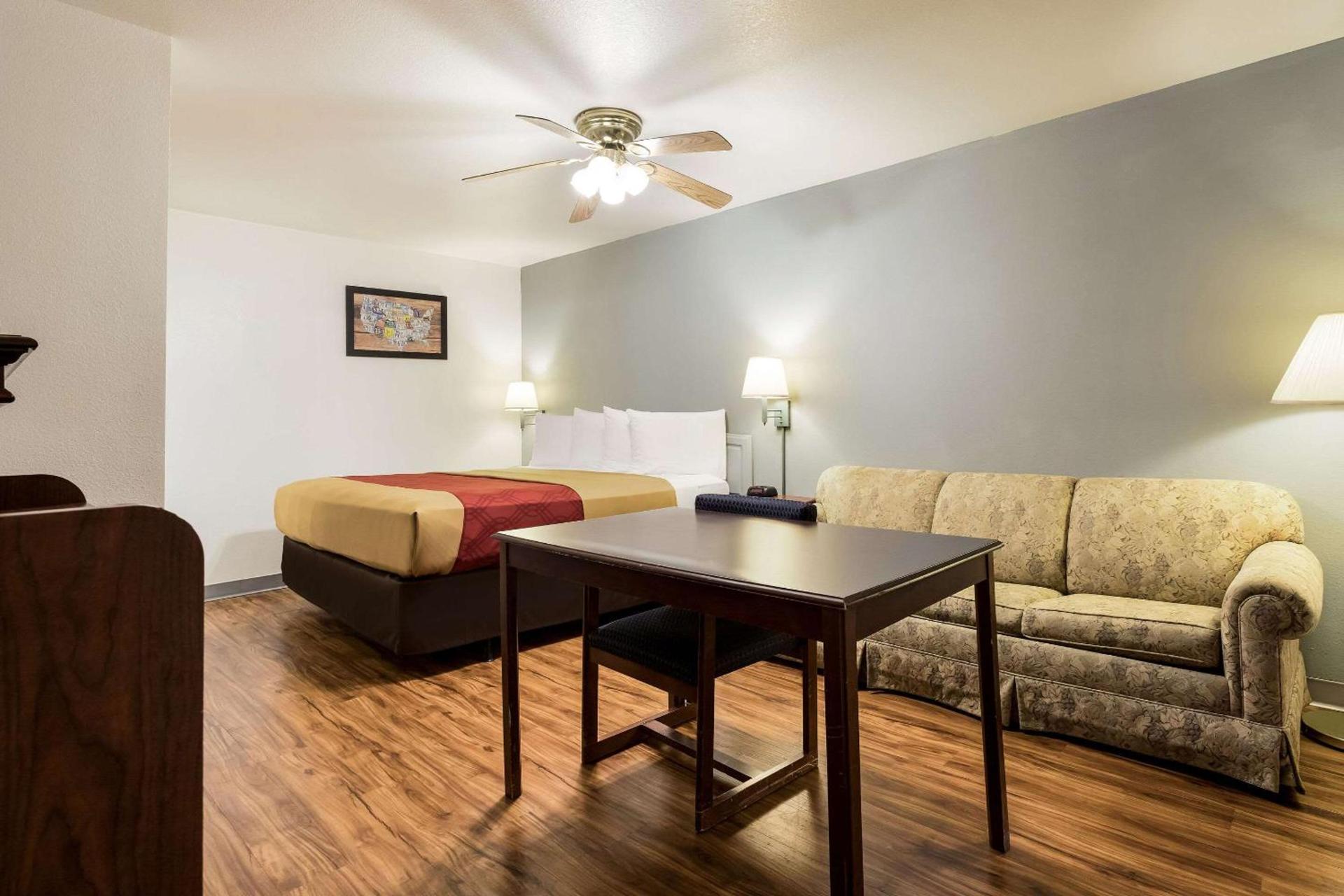 Econo Lodge Bartlesville Hwy 75 photo 16
