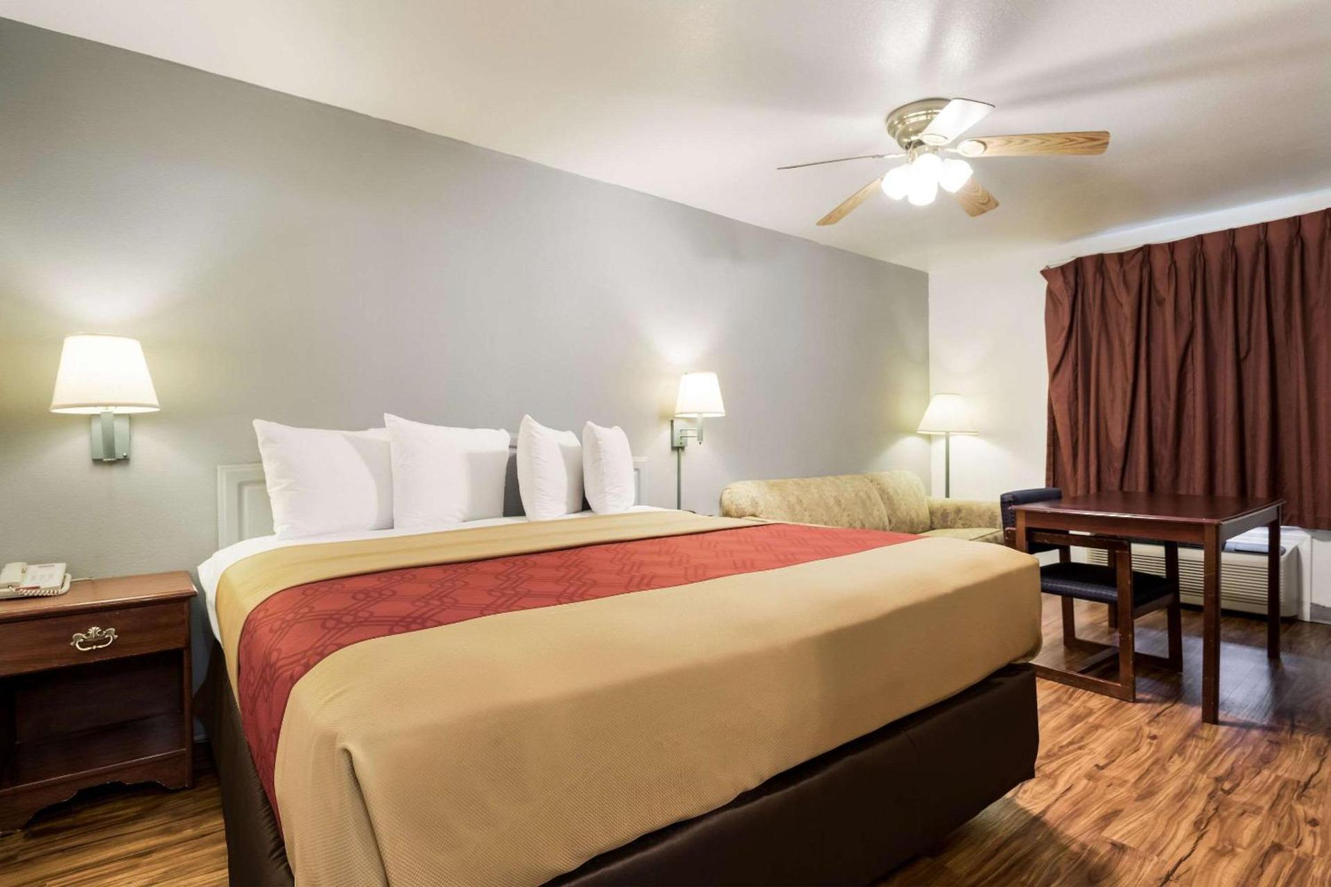 Econo Lodge Bartlesville Hwy 75 photo 18