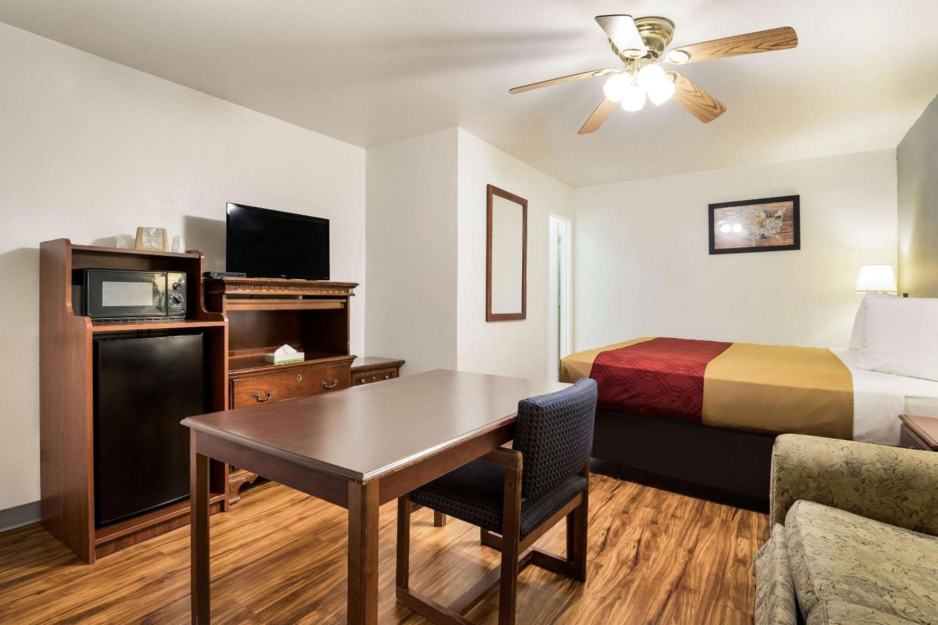 Econo Lodge Bartlesville Hwy 75 photo 17