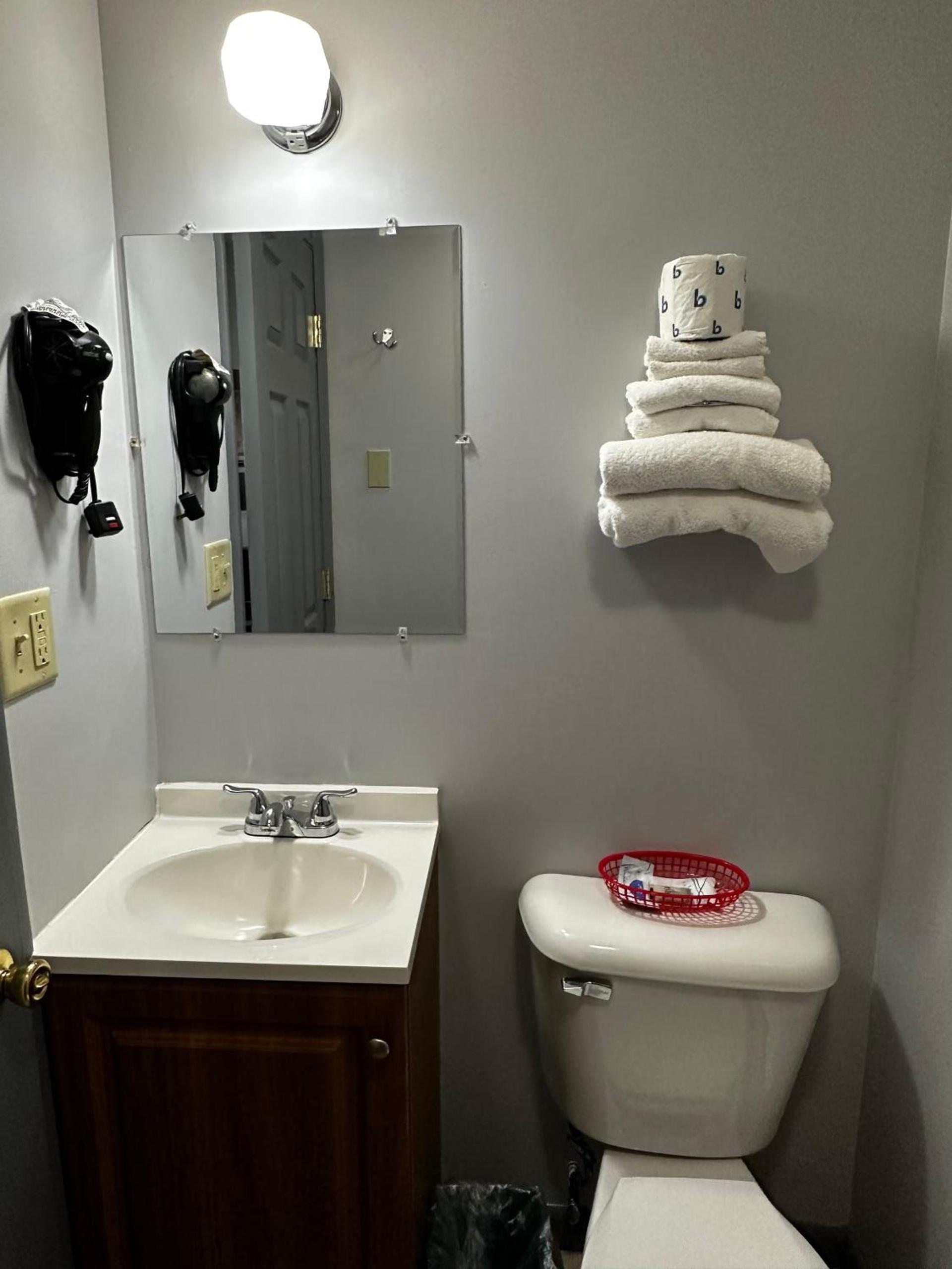 Relax Inn - Saginaw photo 11