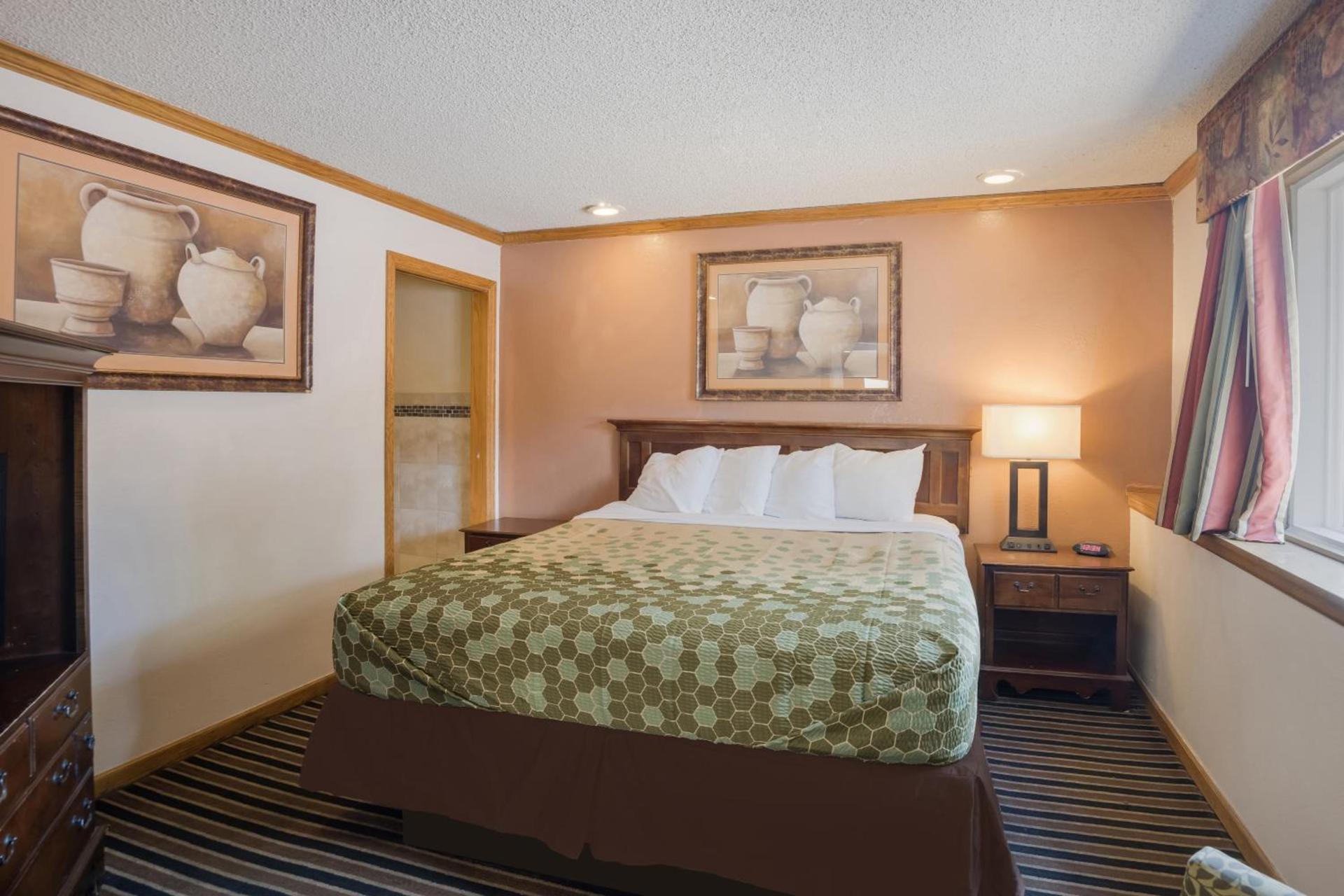 Rodeway Inn photo 7