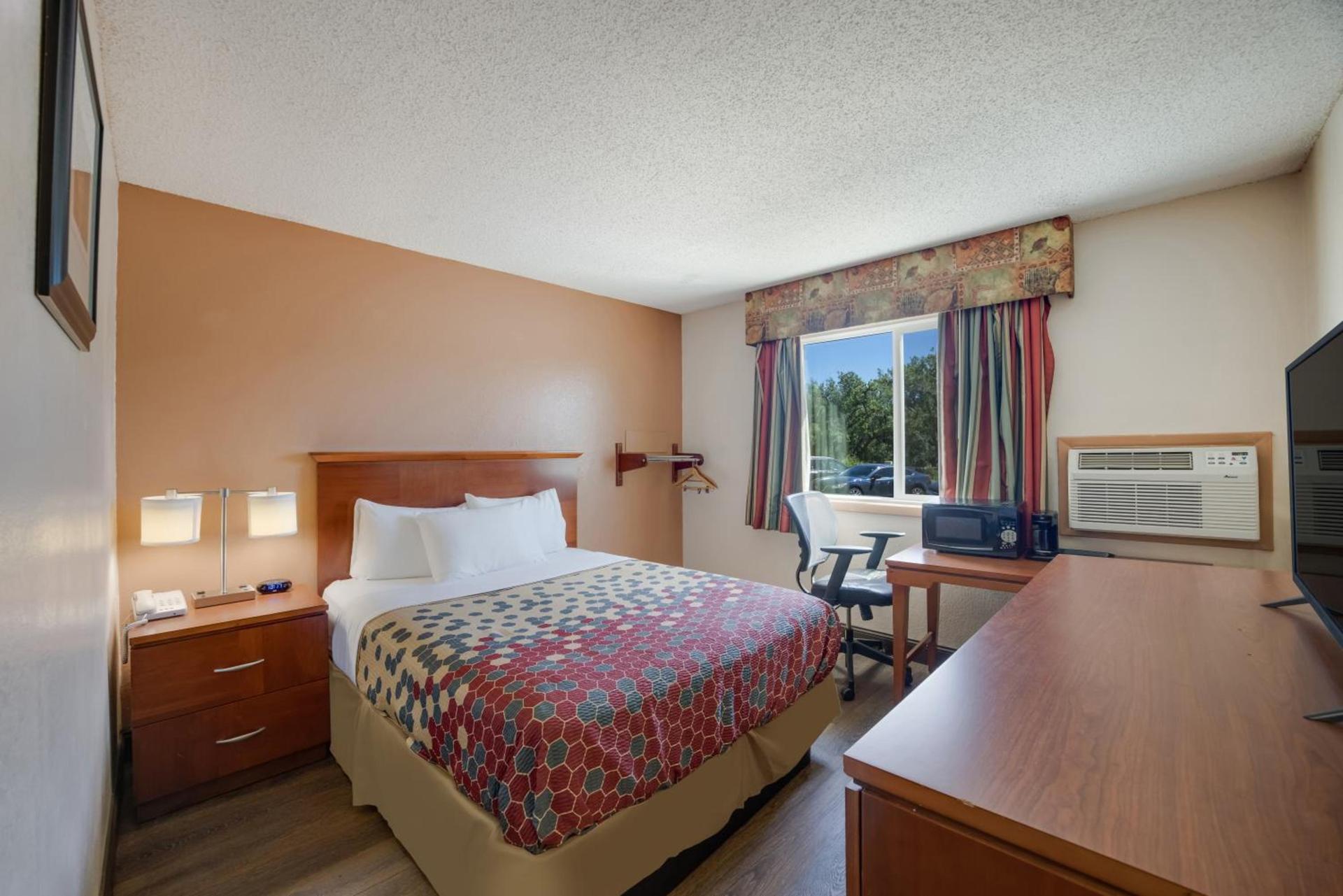 Rodeway Inn photo 60