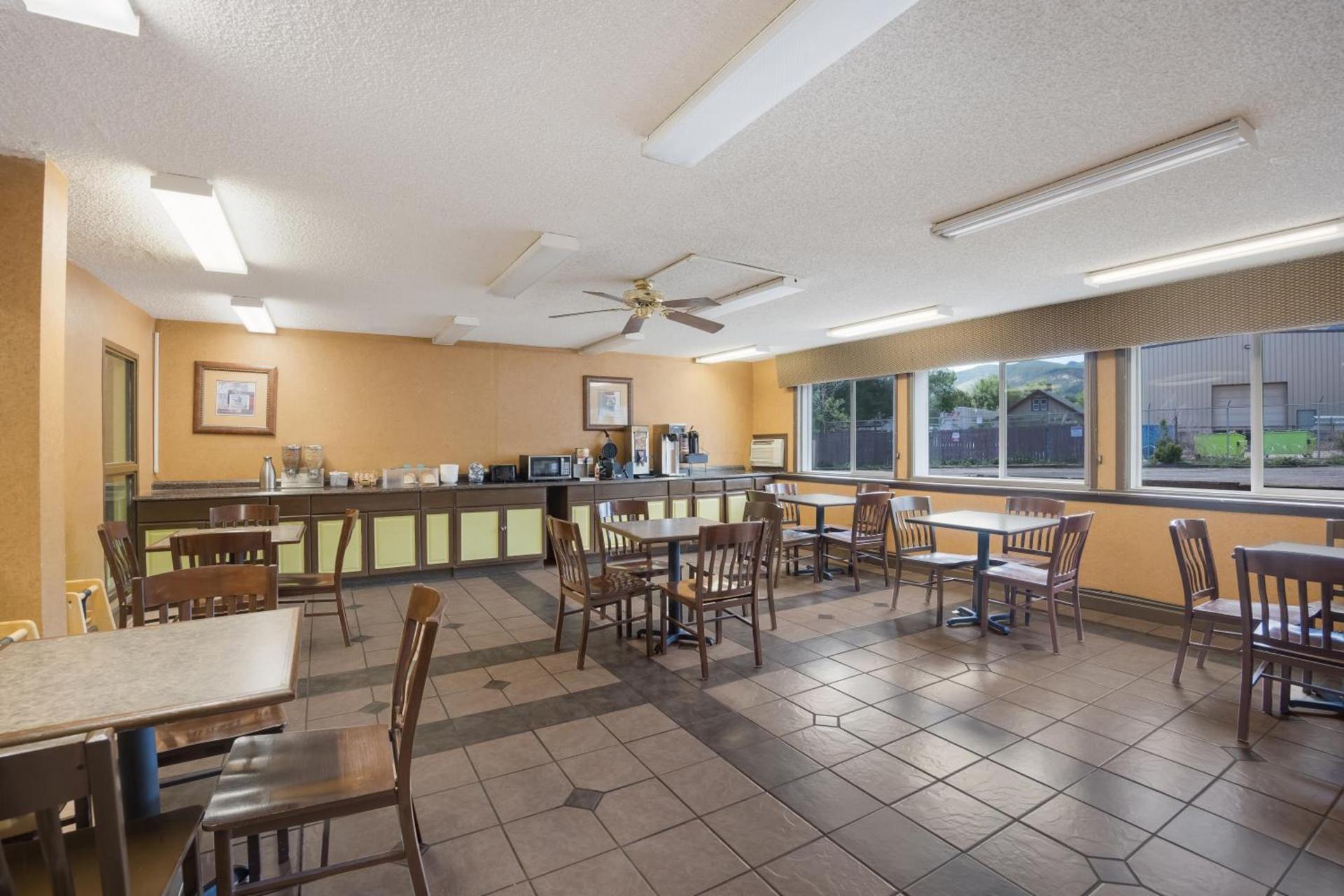 Rodeway Inn photo 10