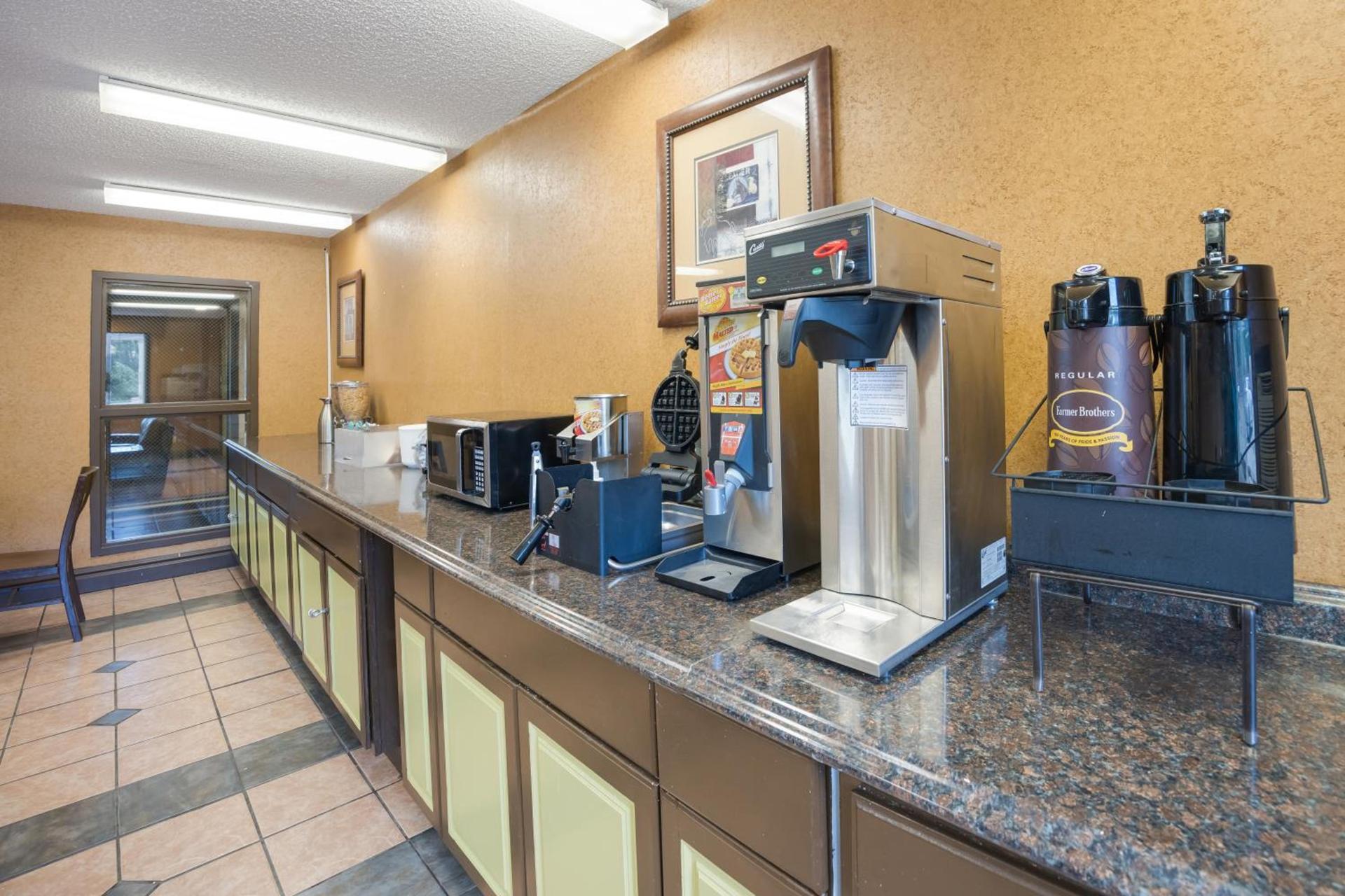 Rodeway Inn photo 14