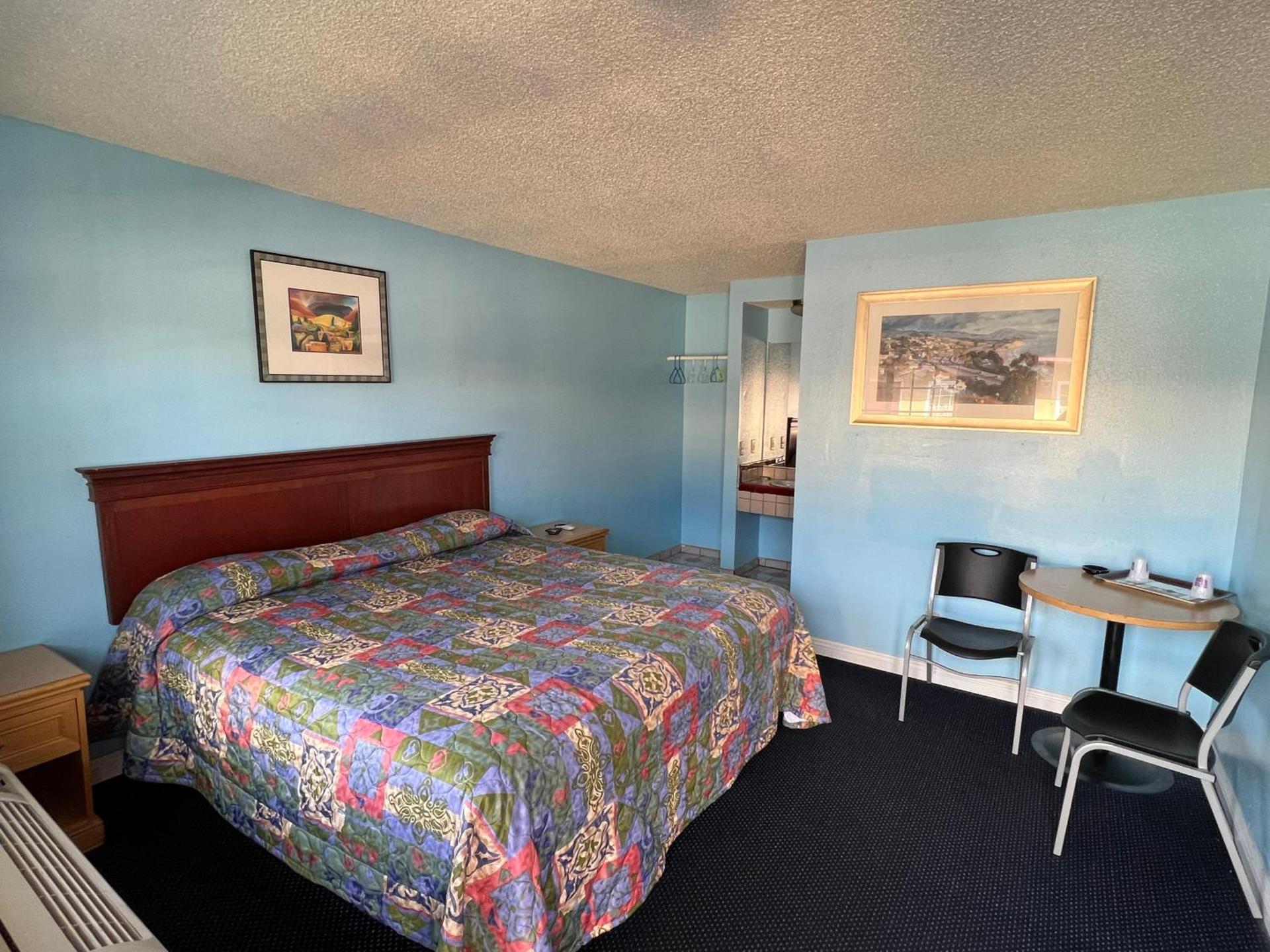 Deluxe Inn LA photo 6