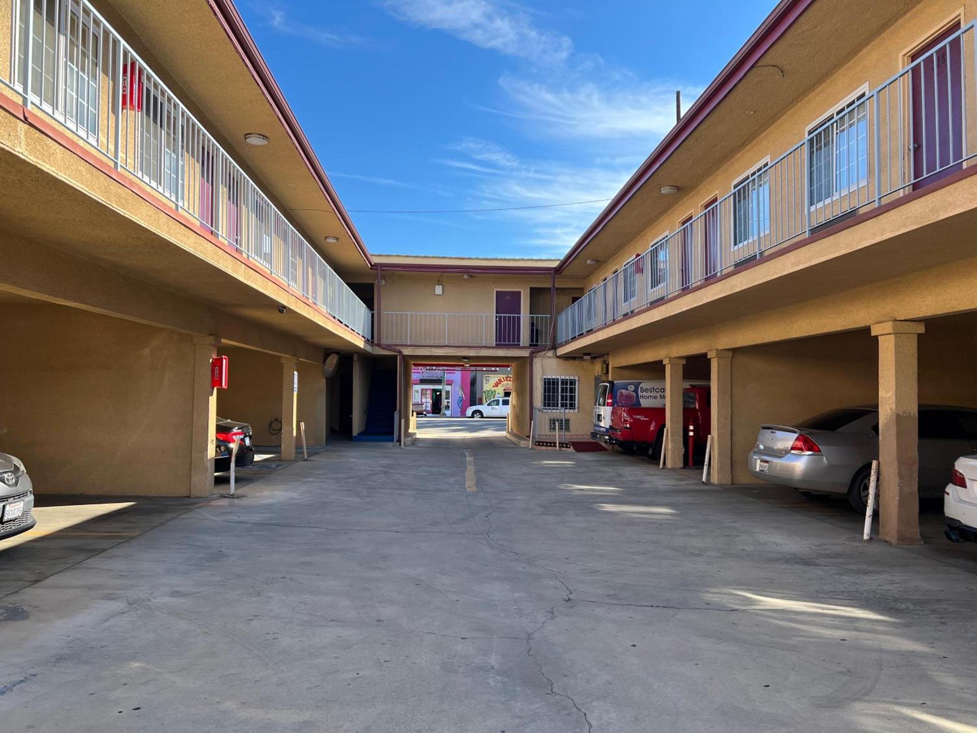 Deluxe Inn LA photo 3