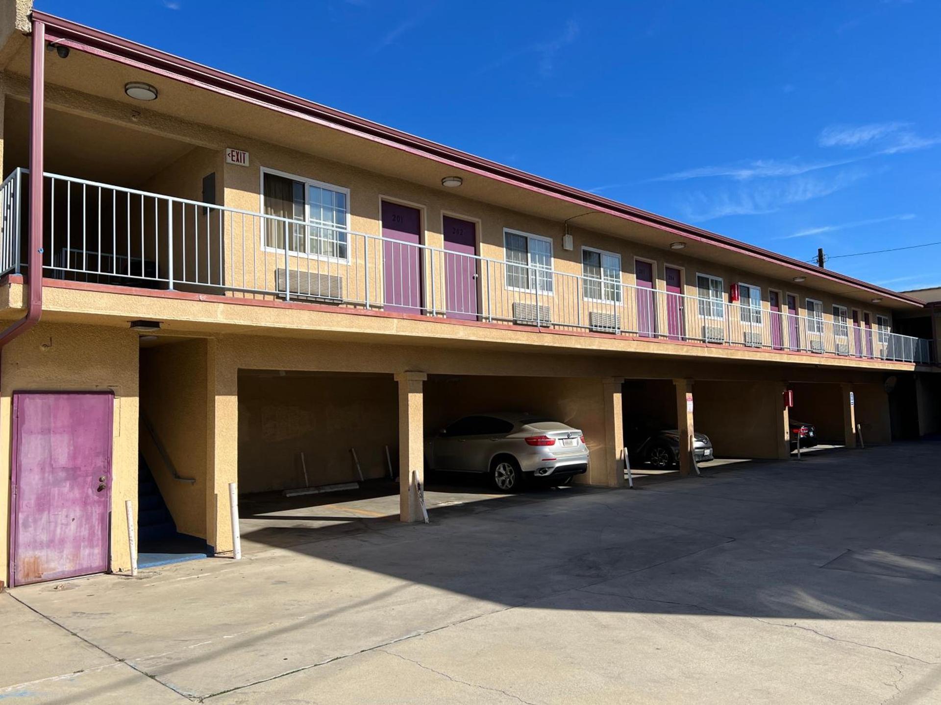 Deluxe Inn LA photo 2