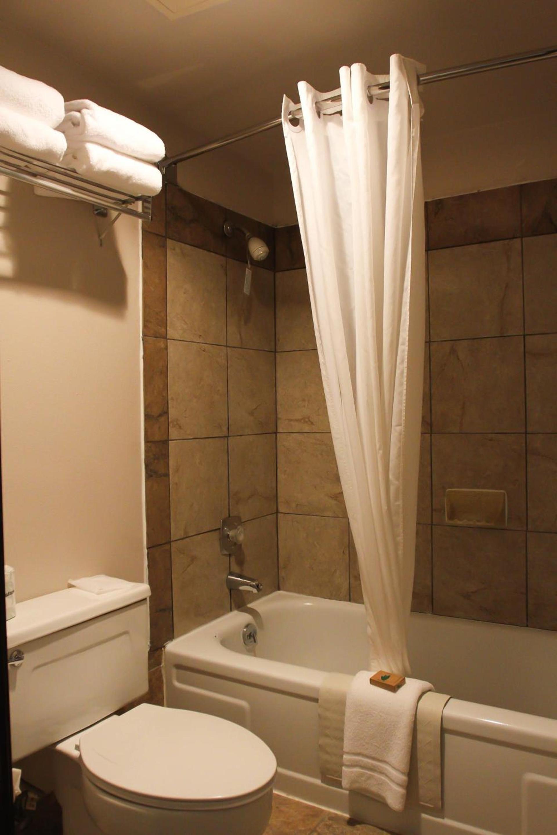 Clover Island Inn photo 35