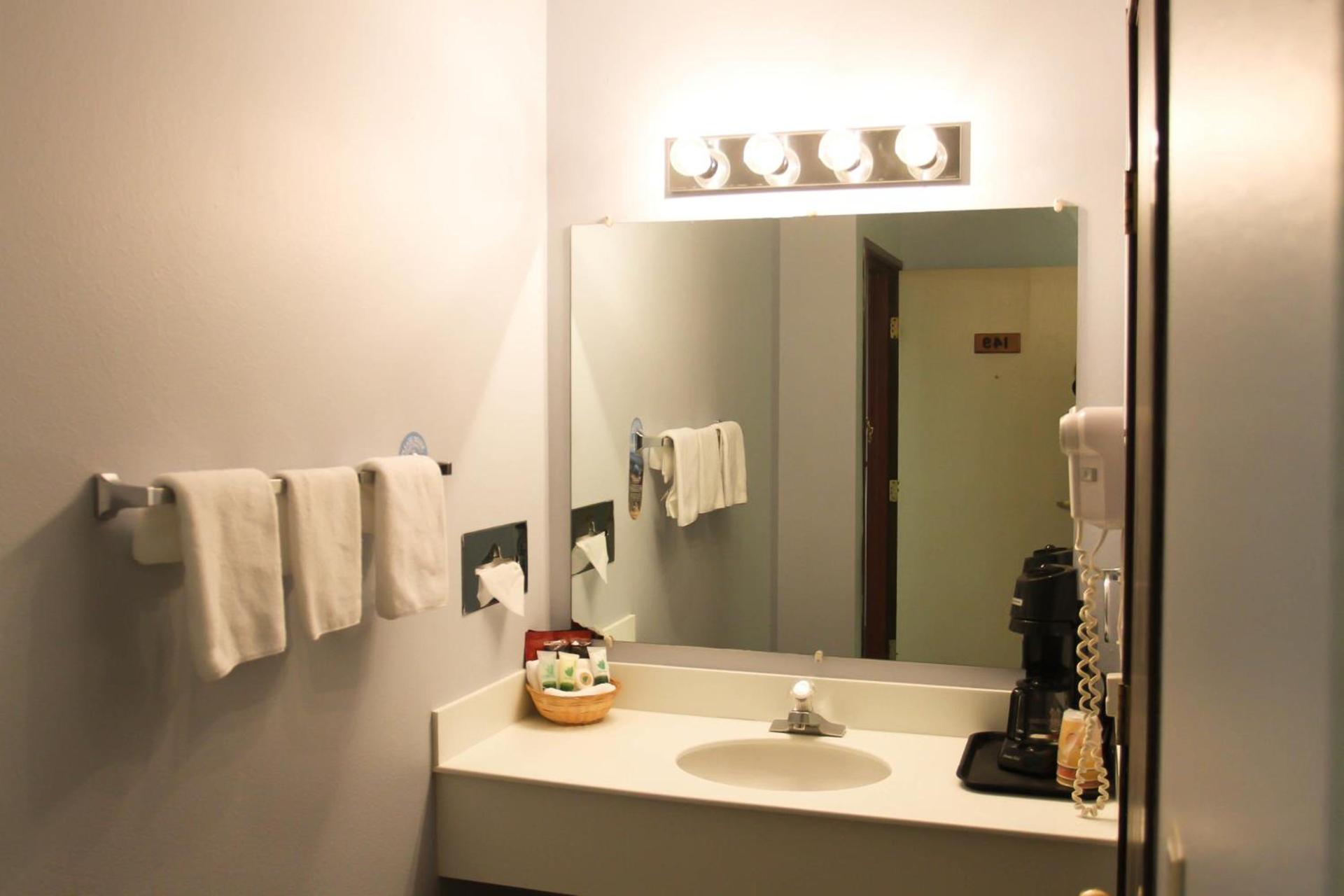 Clover Island Inn photo 36