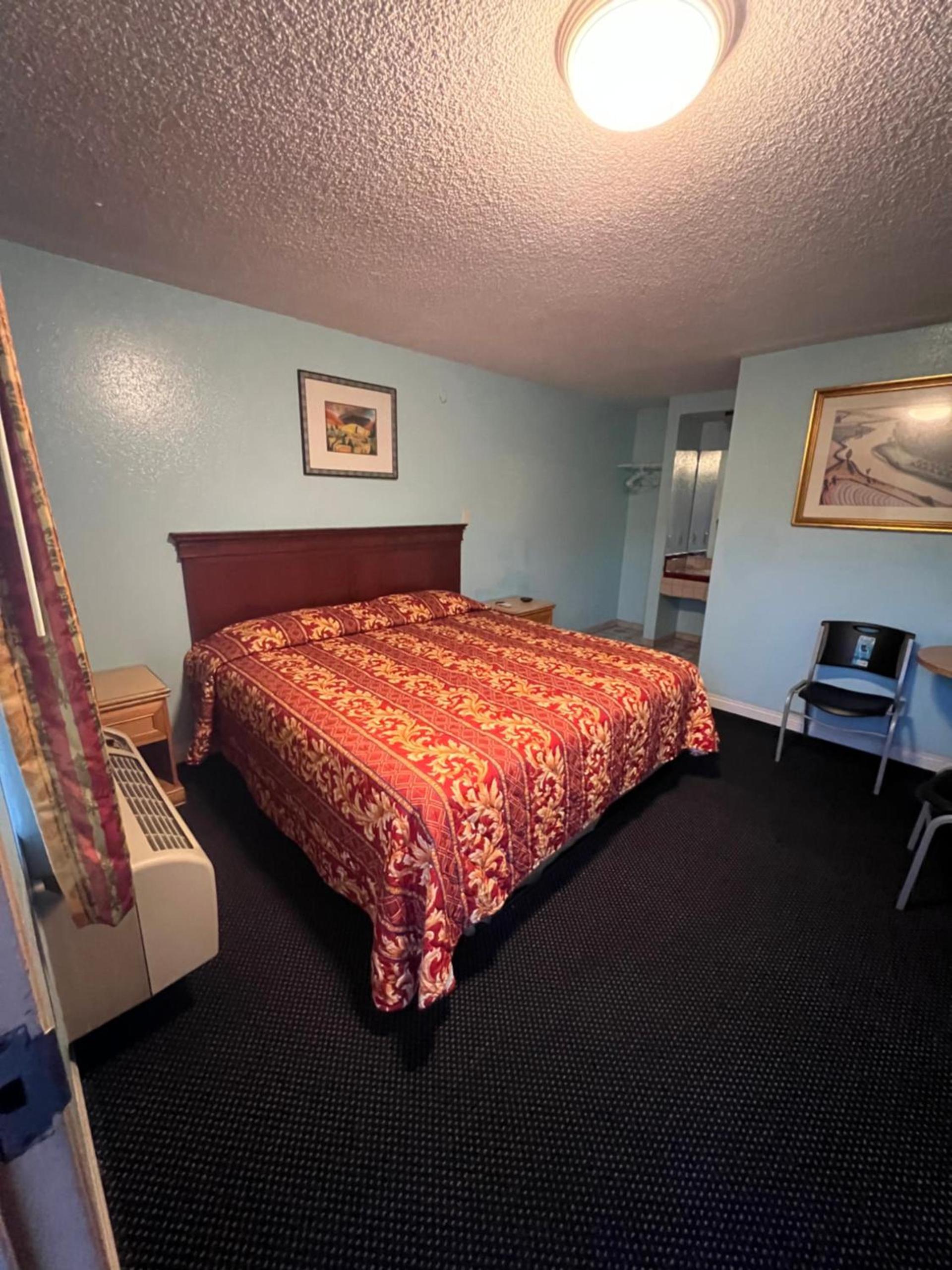 Deluxe Inn LA photo 10