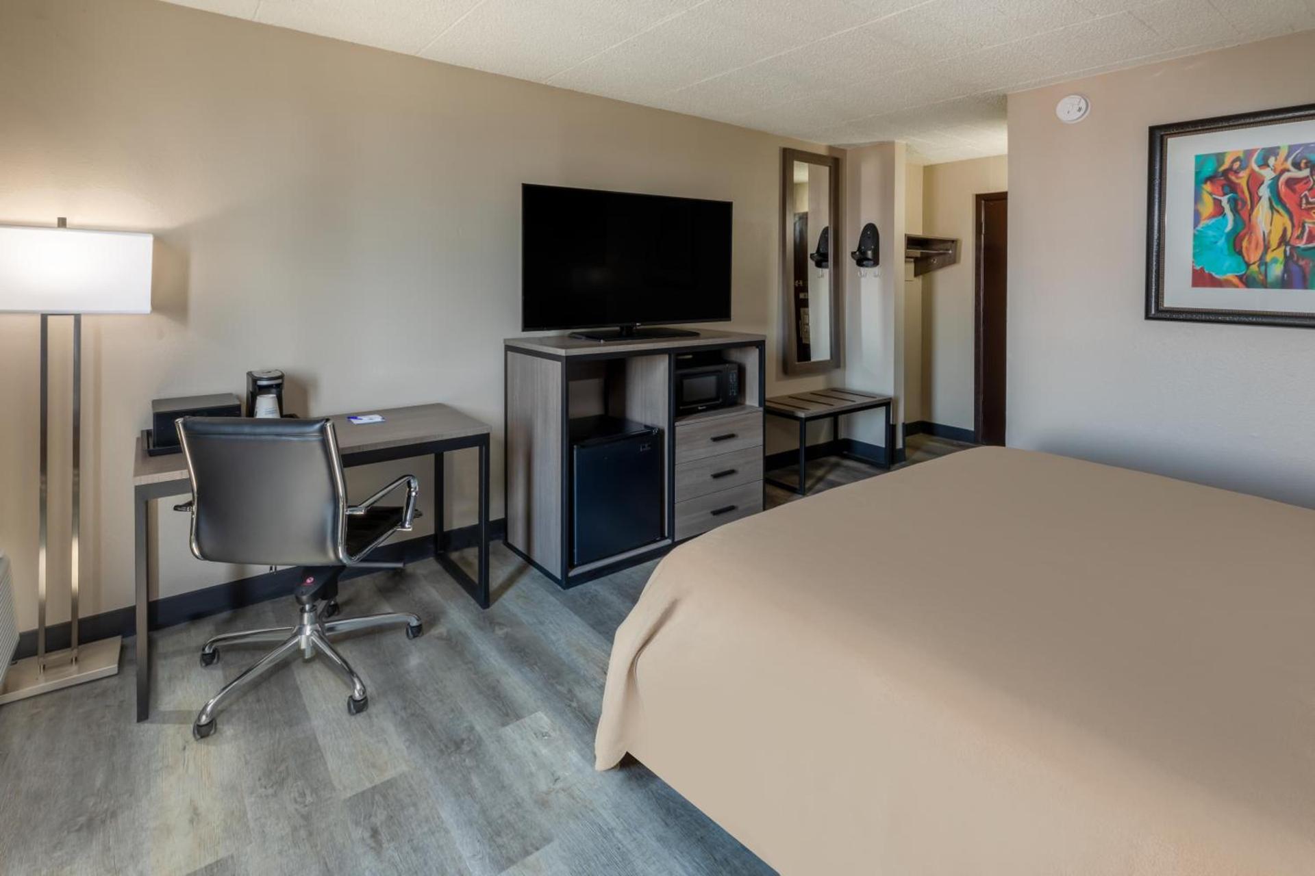 Baymont by Wyndham Laredo photo 36