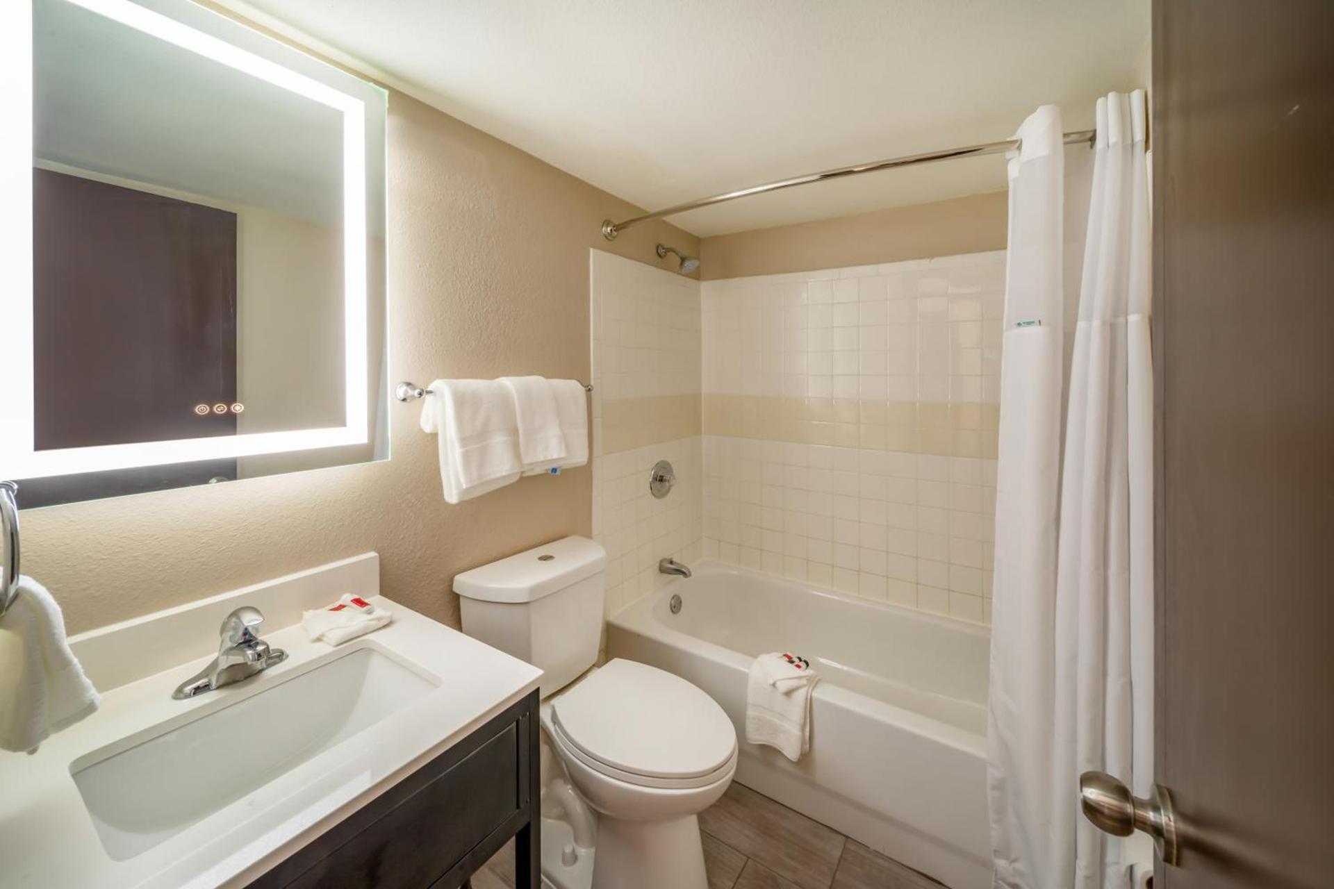 Baymont by Wyndham Laredo photo 42