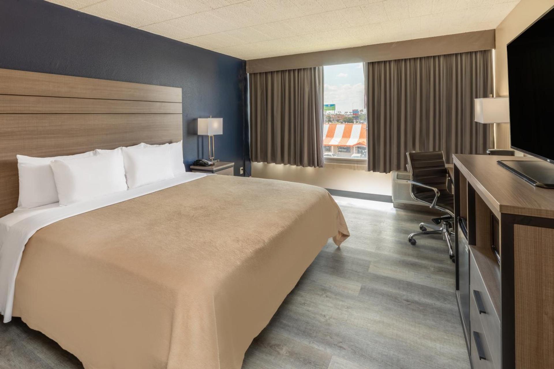 Baymont by Wyndham Laredo photo 33