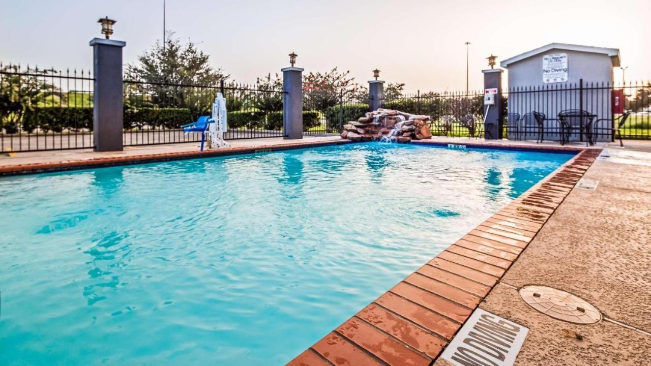 Baymont by Wyndham Laredo photo 46