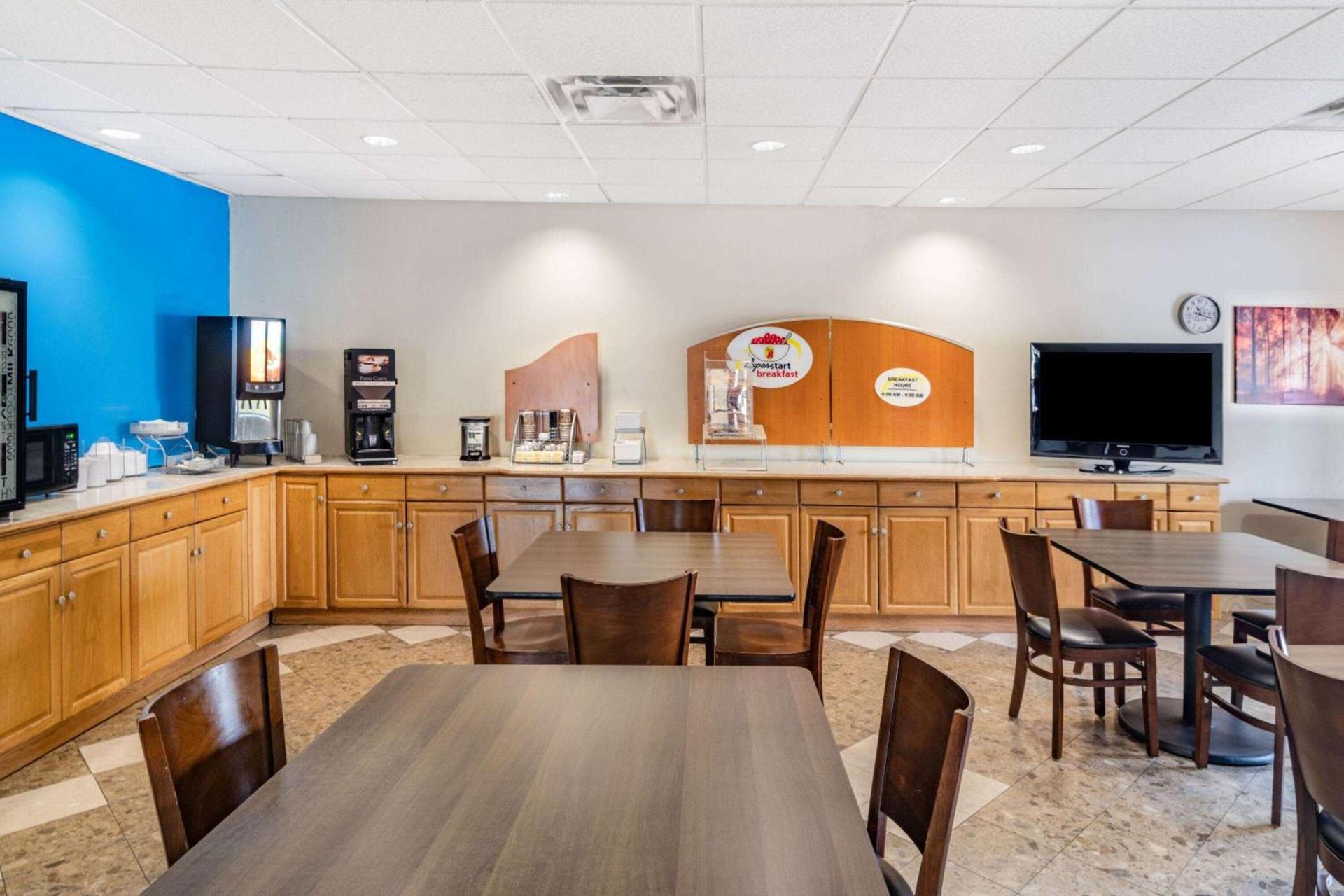 Super 8 by Wyndham Columbia photo 21