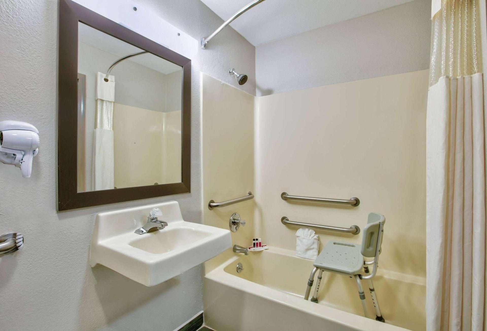 Days Inn by Wyndham Tunica Resorts photo 41