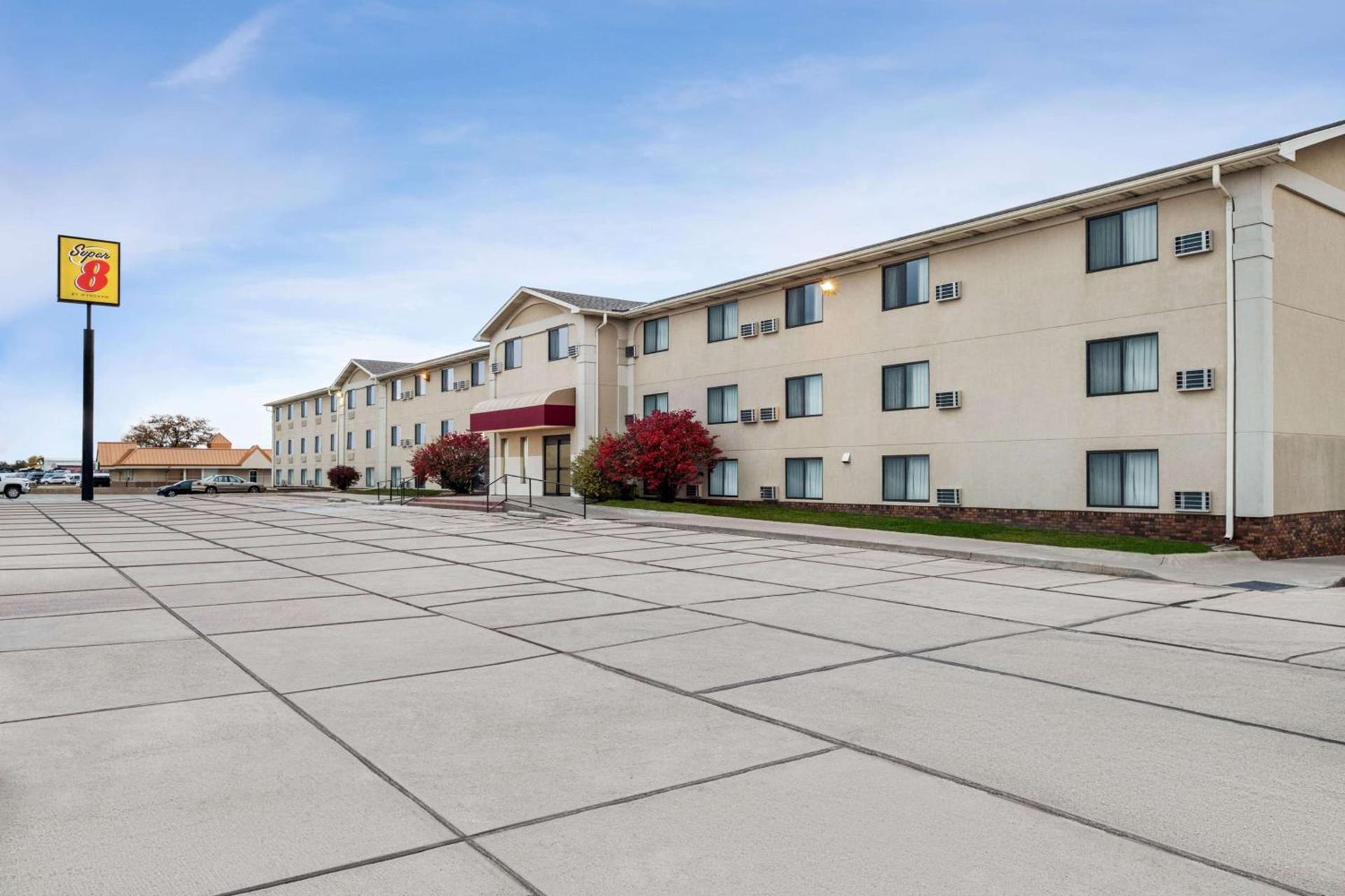 Super 8 by Wyndham Lincoln North photo 2