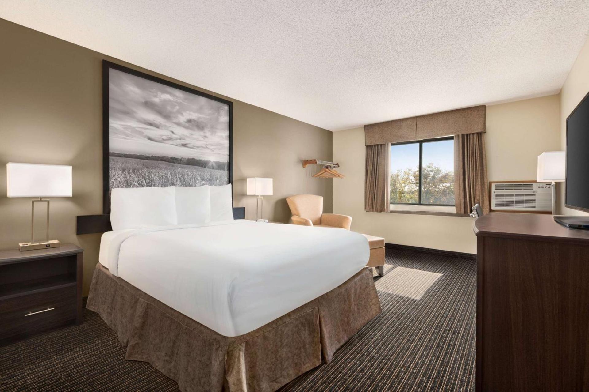 Super 8 by Wyndham Lincoln North photo 14