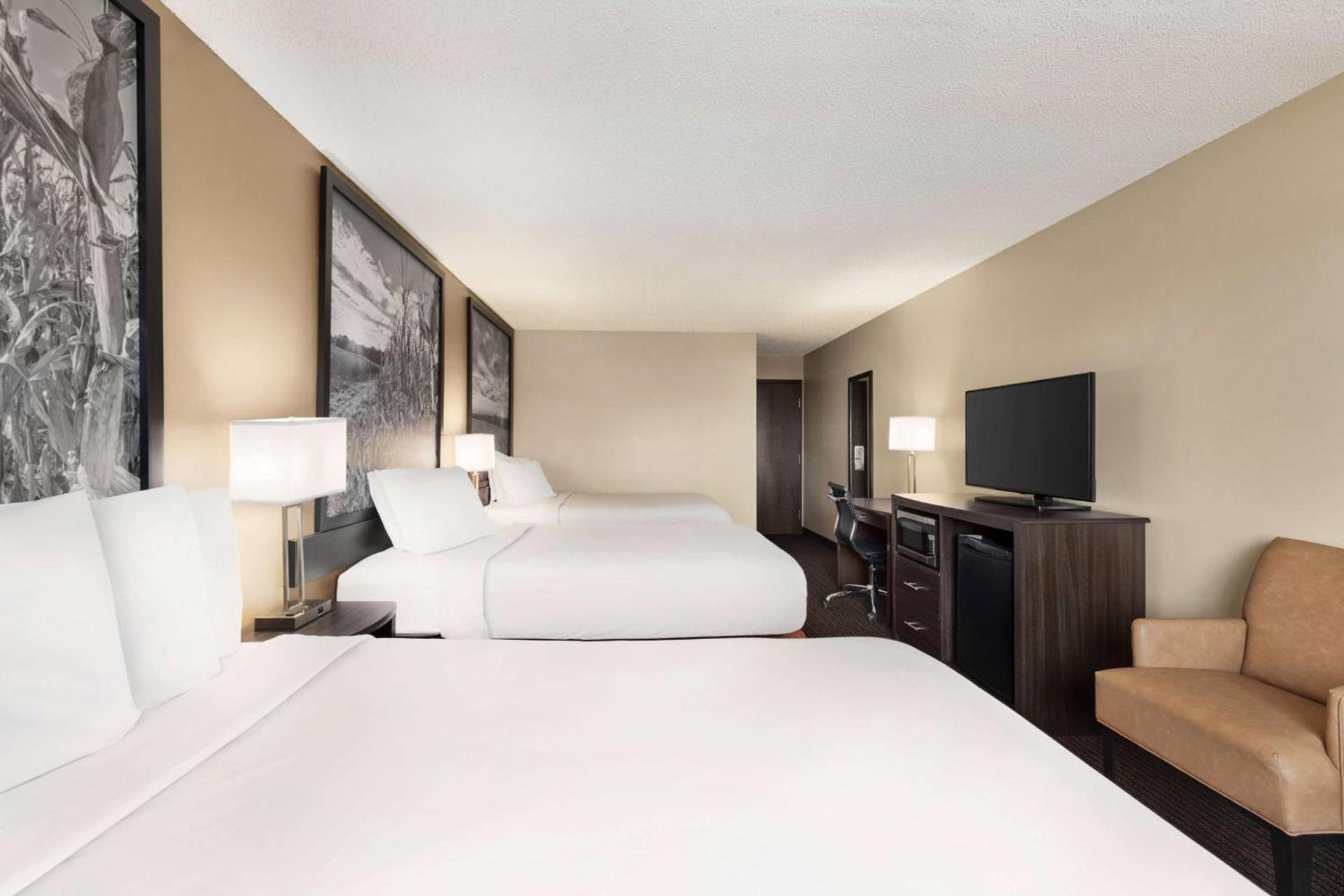 Super 8 by Wyndham Lincoln North photo 19