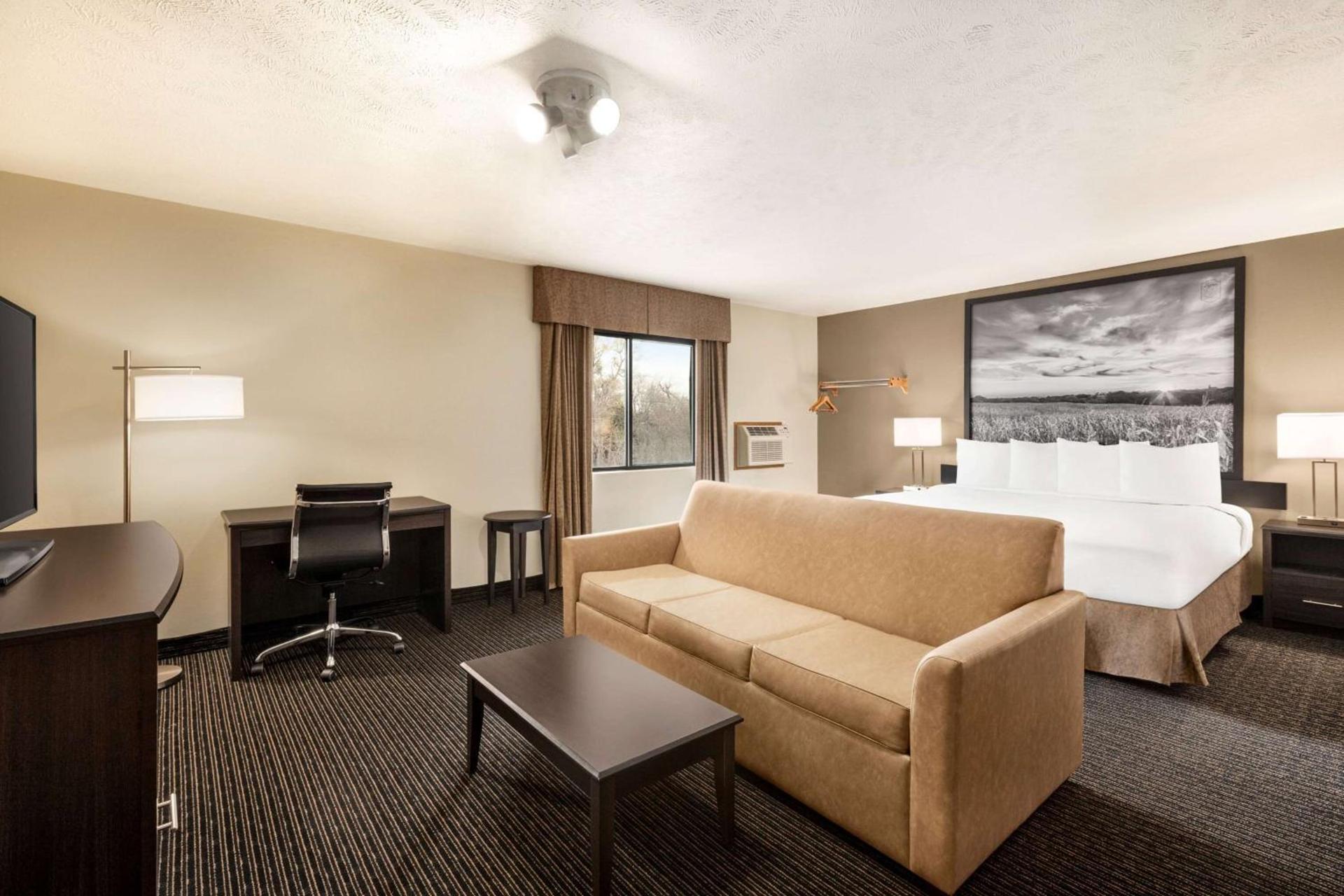 Super 8 by Wyndham Lincoln North photo 25