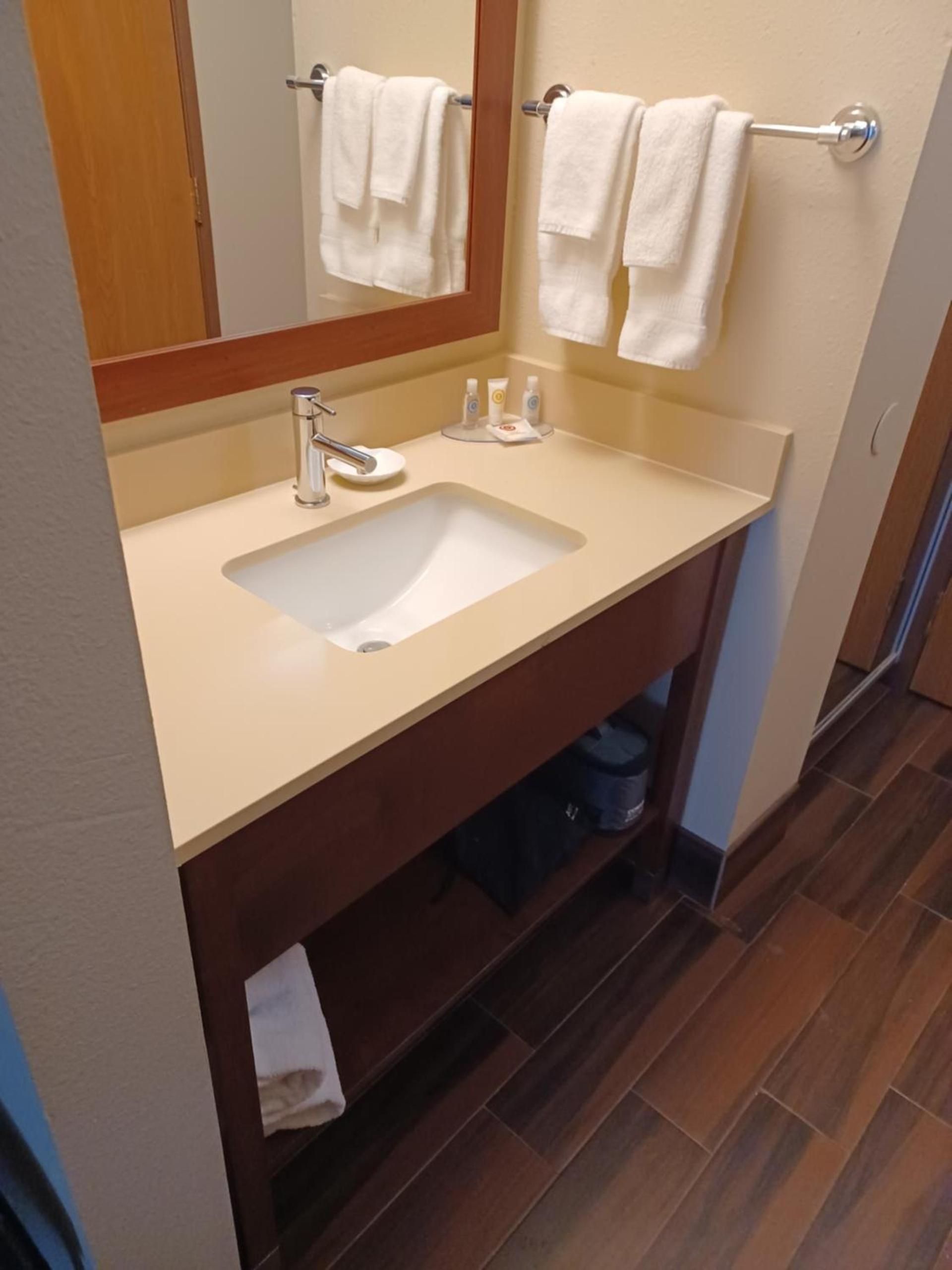 Wingate by Wyndham Pittsburgh New Stanton photo 14