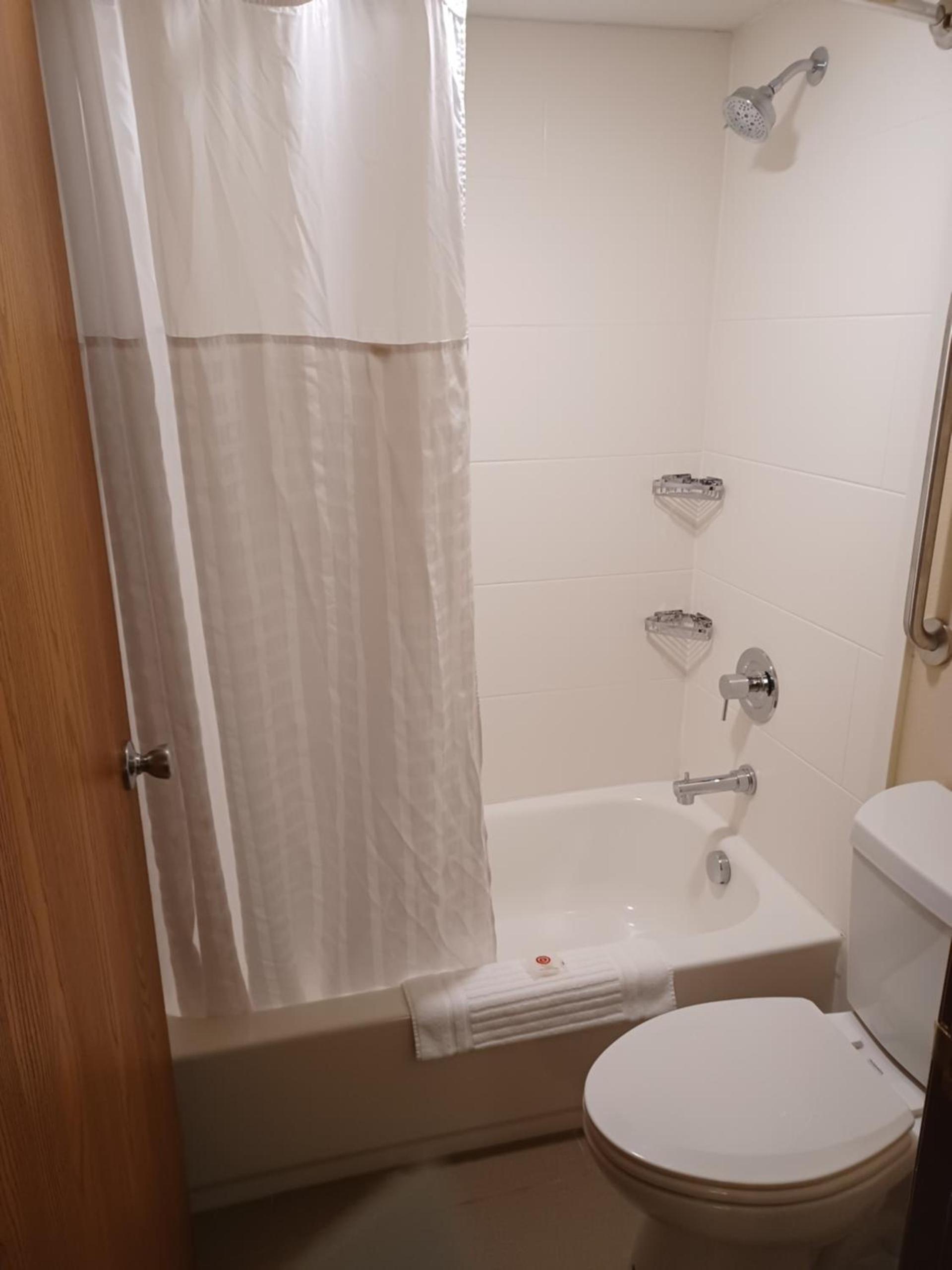 Wingate by Wyndham Pittsburgh New Stanton photo 16