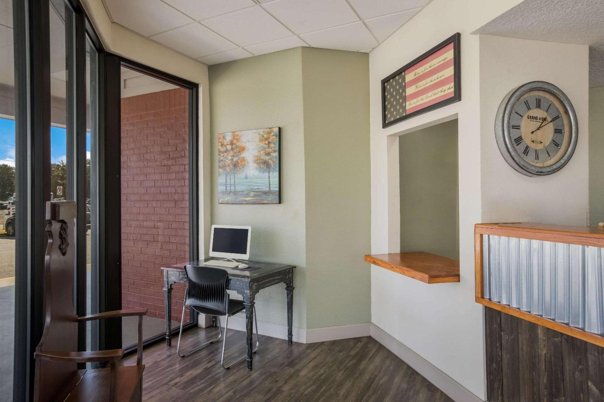 Econo Lodge Vidalia photo 32
