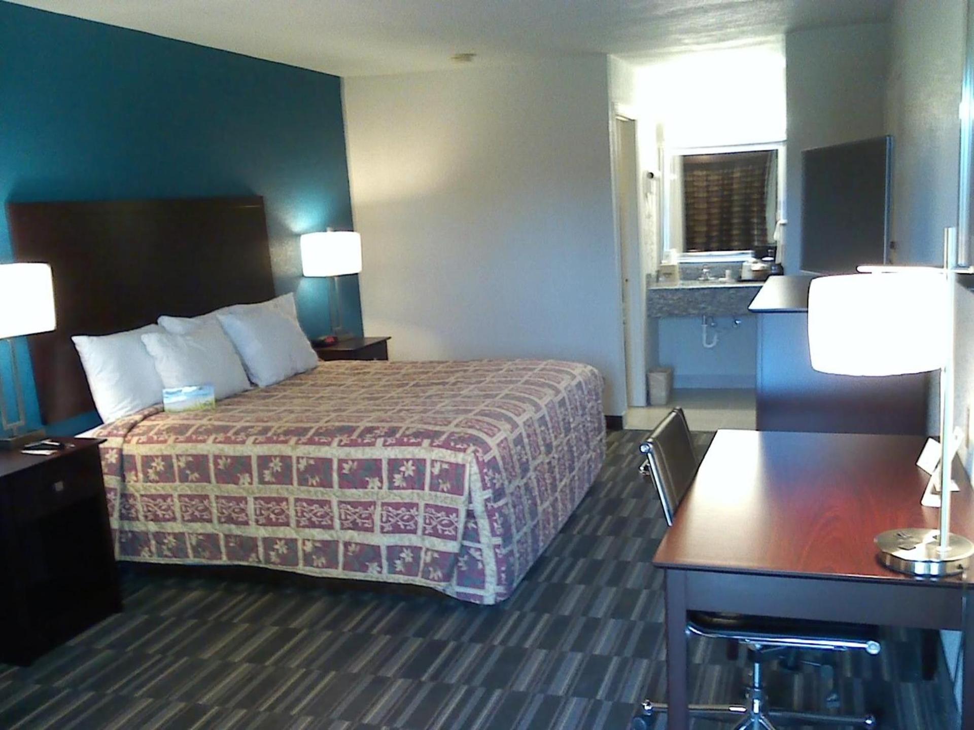 Days Inn by Wyndham Snyder photo 16