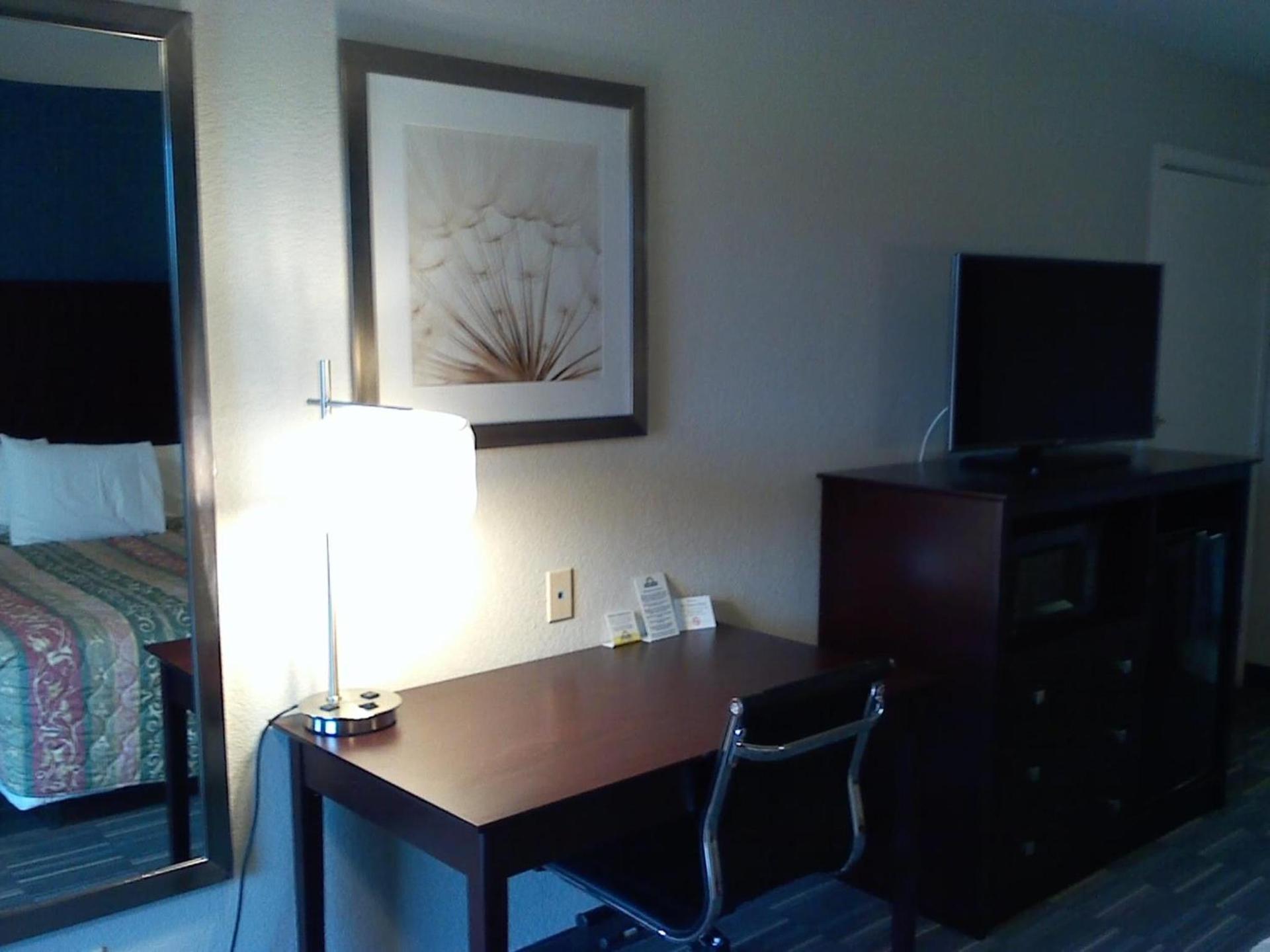Days Inn by Wyndham Snyder photo 19