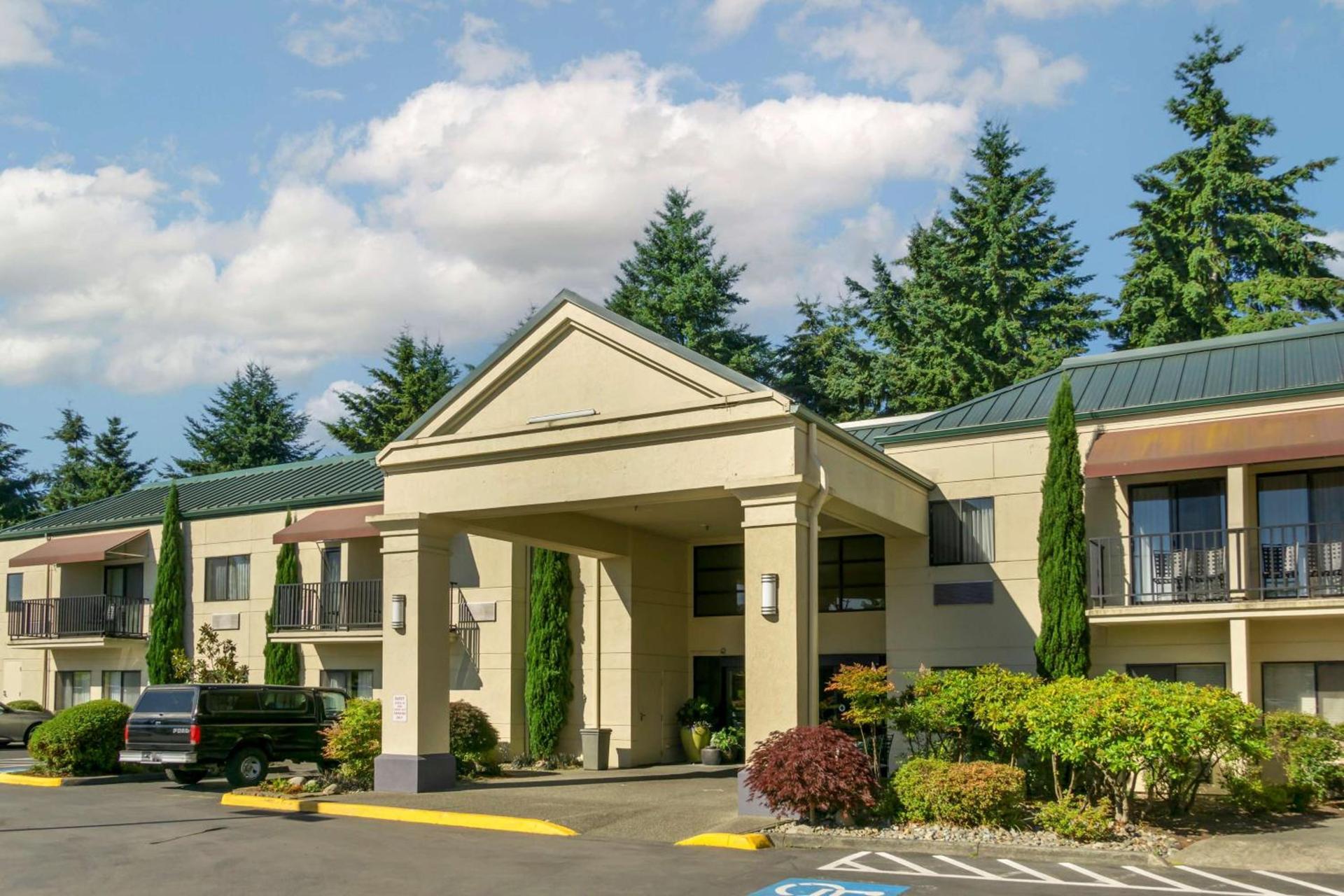 Best Western Plus Plaza by the Green photo 2