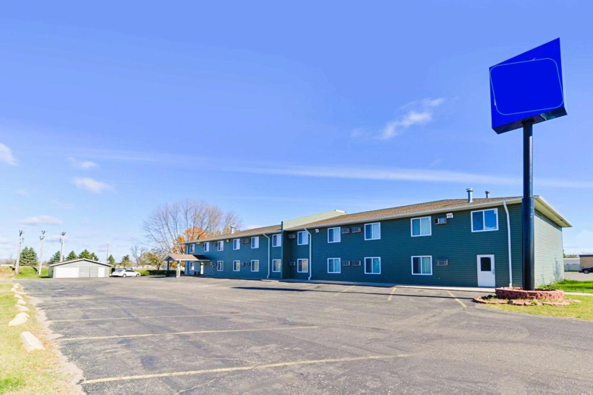 Love Hotels Staples by OYO at HWY 10 MN photo 3