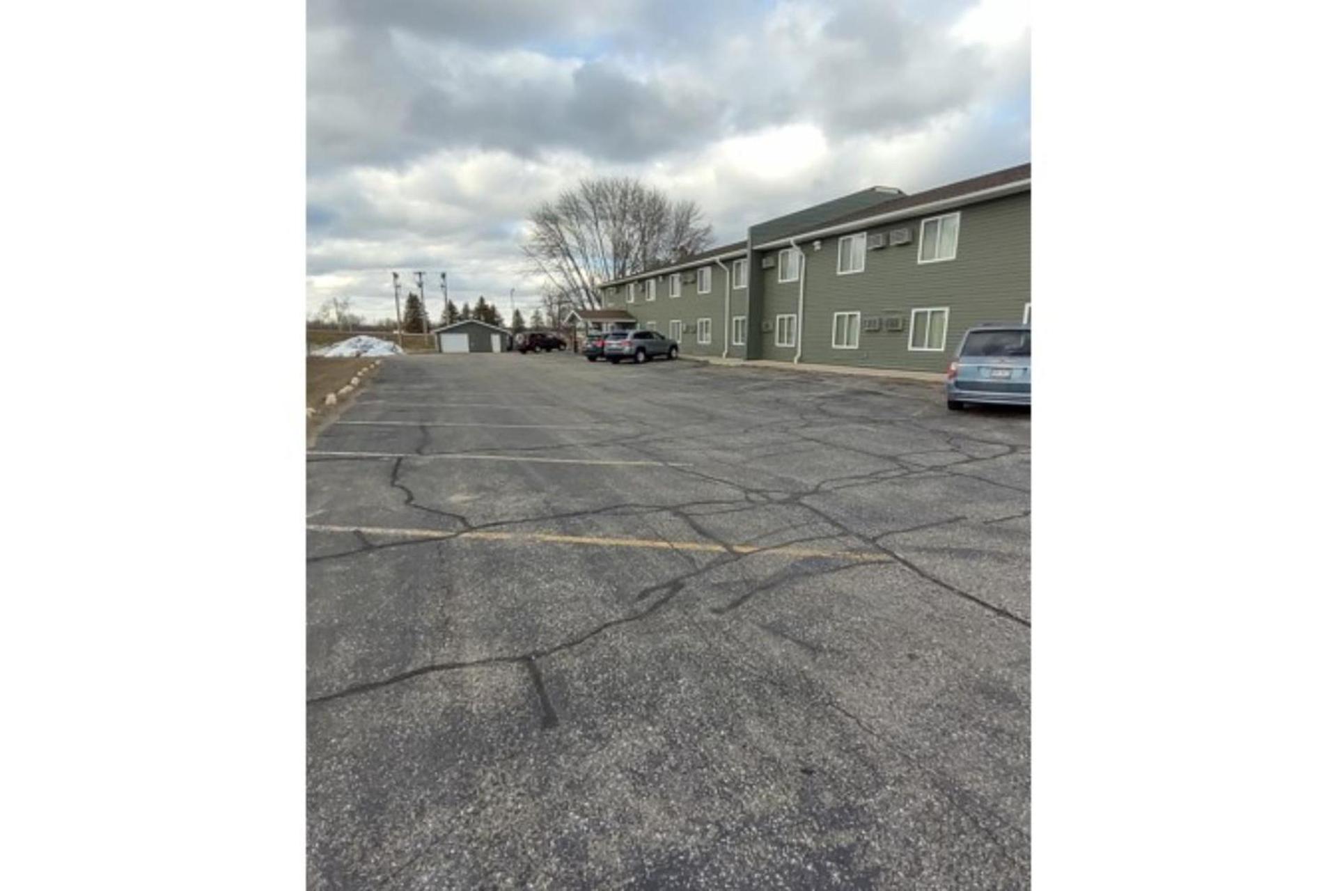 Love Hotels Staples by OYO at HWY 10 MN photo 8