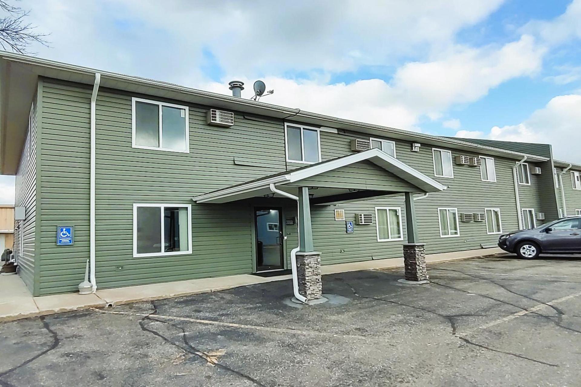 Love Hotels Staples by OYO at HWY 10 MN photo 9