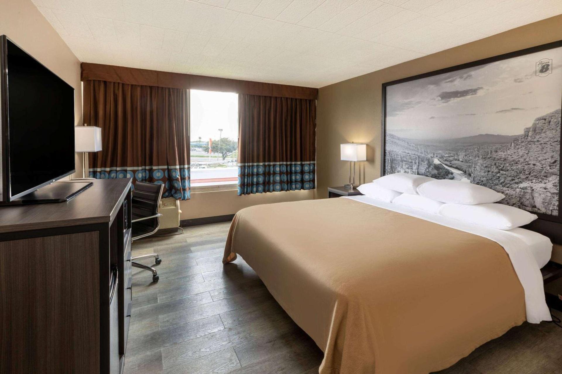 Super 8 by Wyndham Laredo photo 3