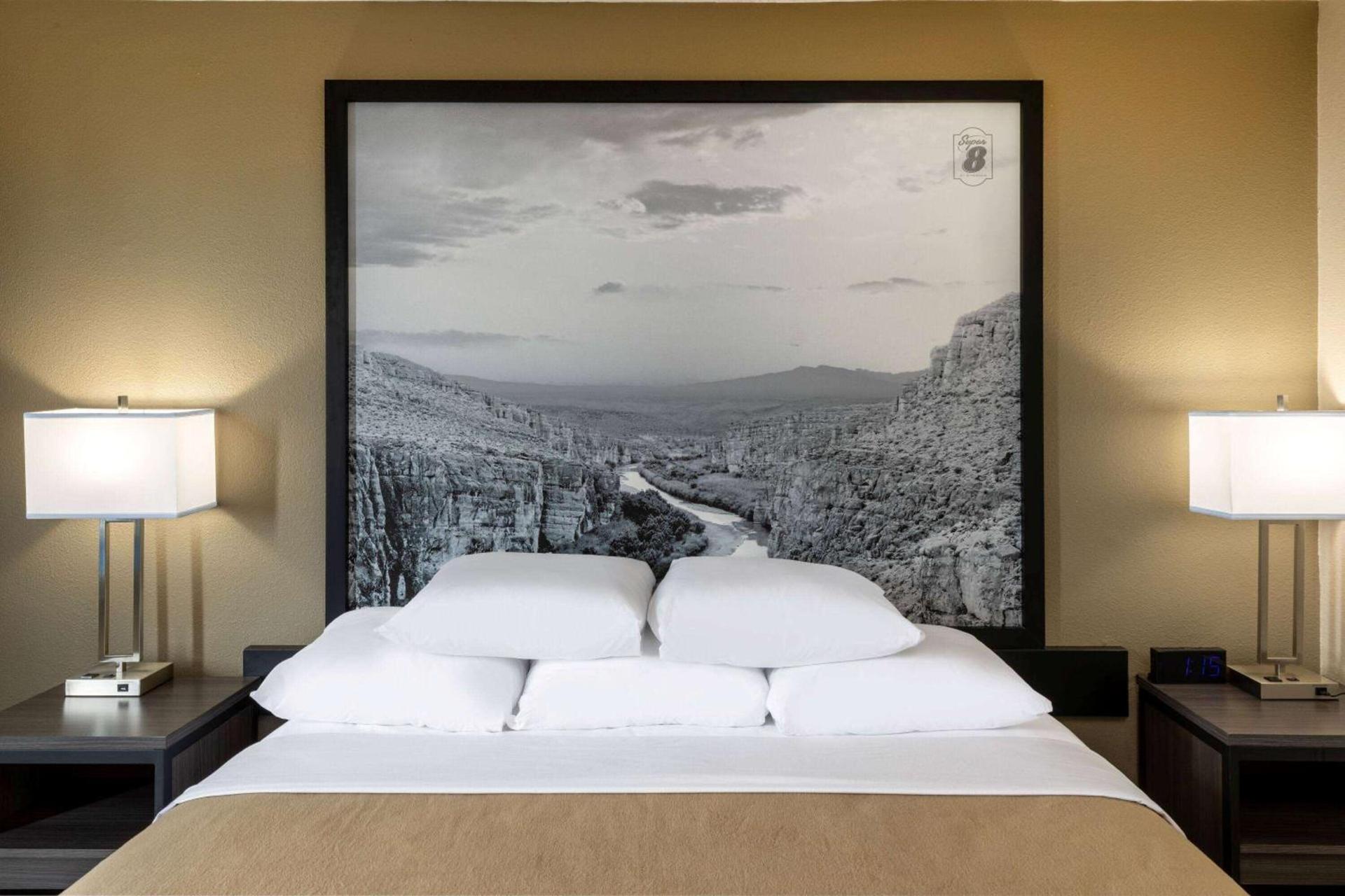Super 8 by Wyndham Laredo photo 15
