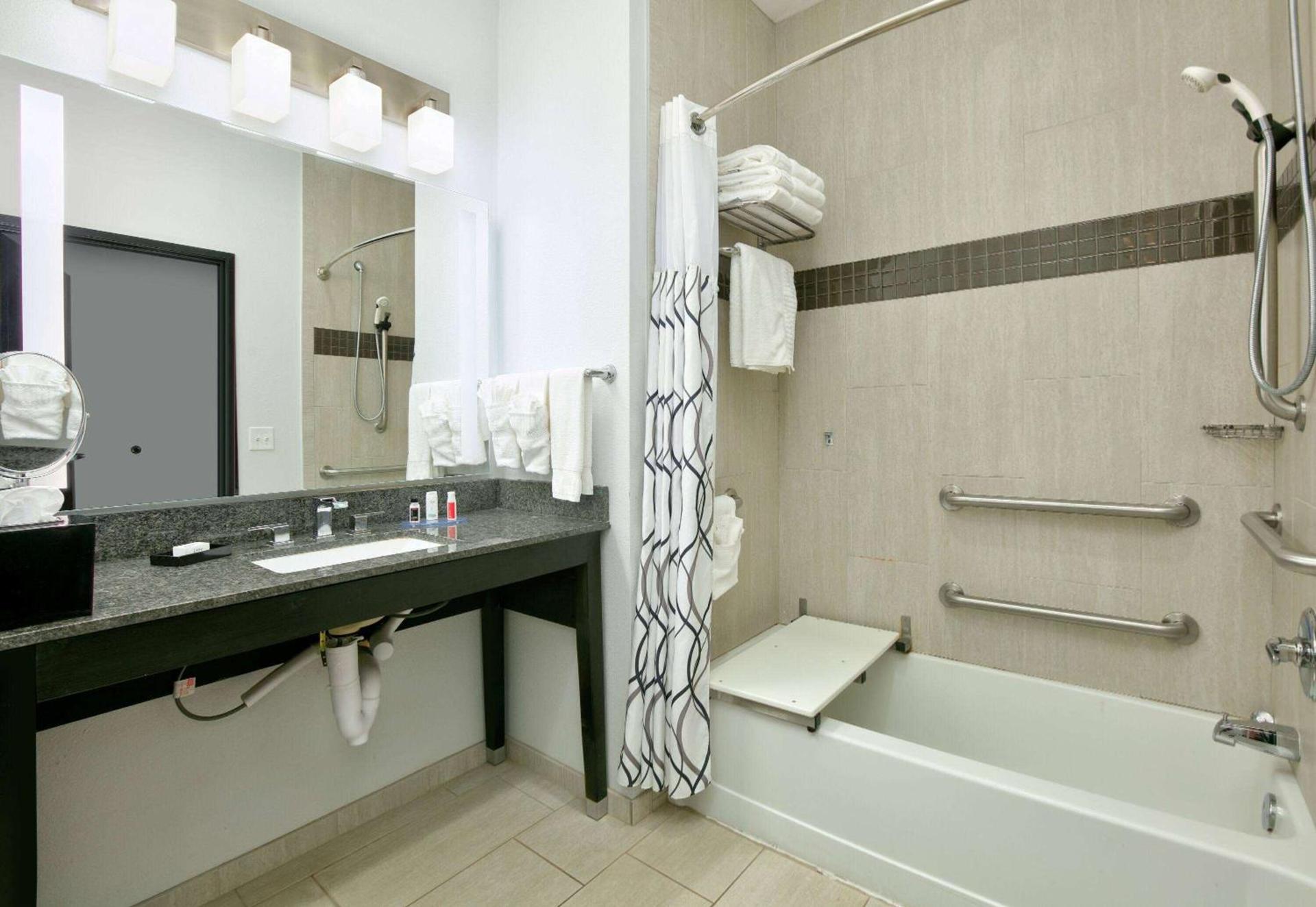 La Quinta Inn & Suites by Wyndham Lubbock Southwest photo 14