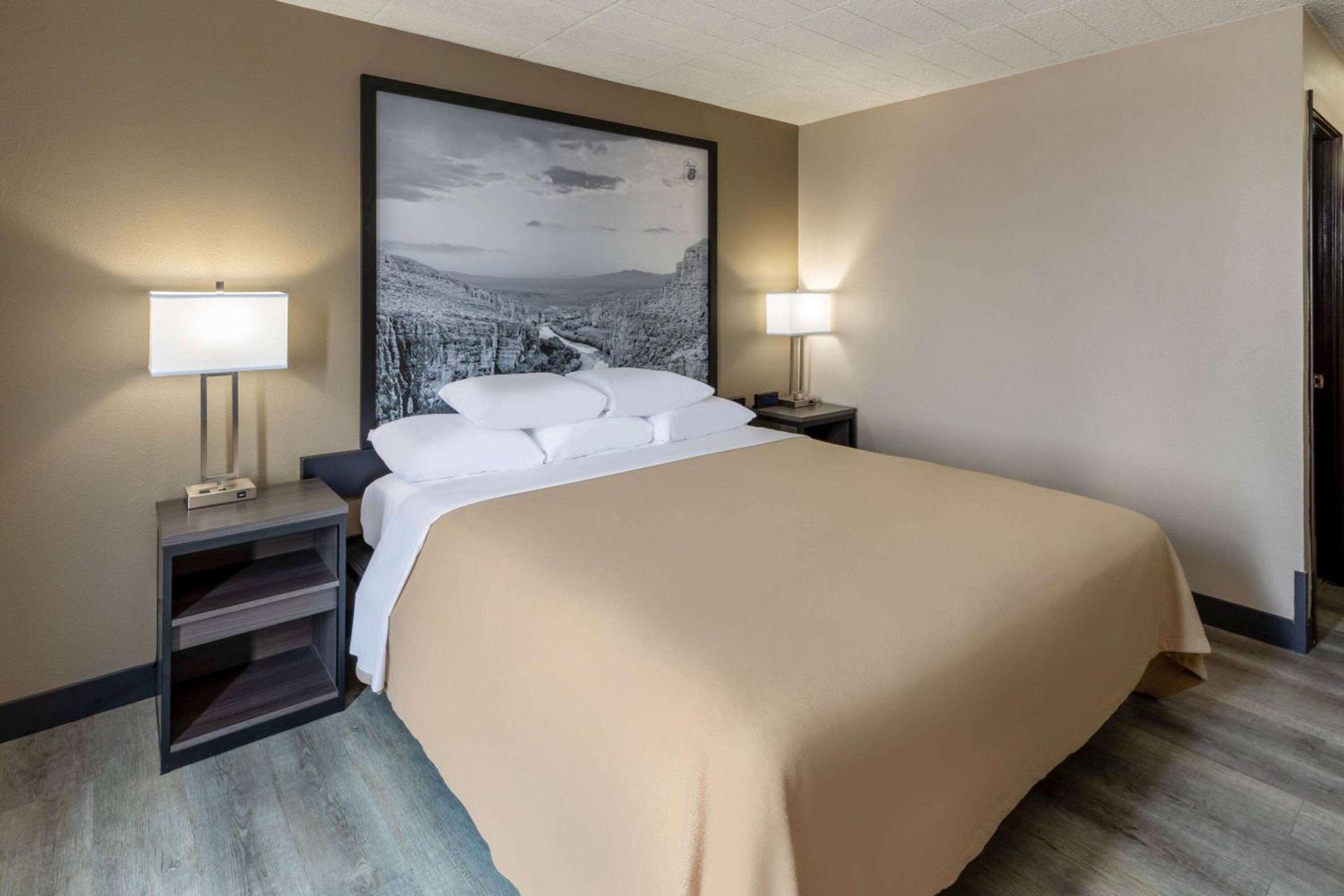 Super 8 by Wyndham Laredo photo 16