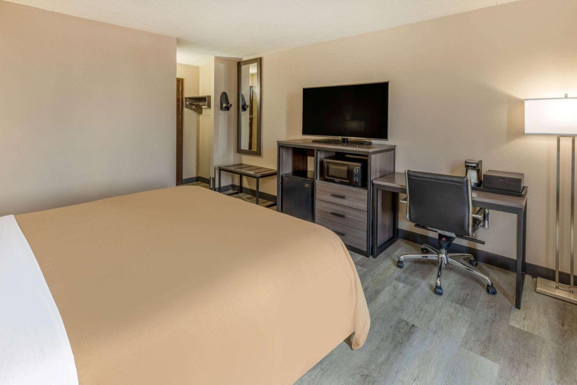 Super 8 by Wyndham Laredo photo 17