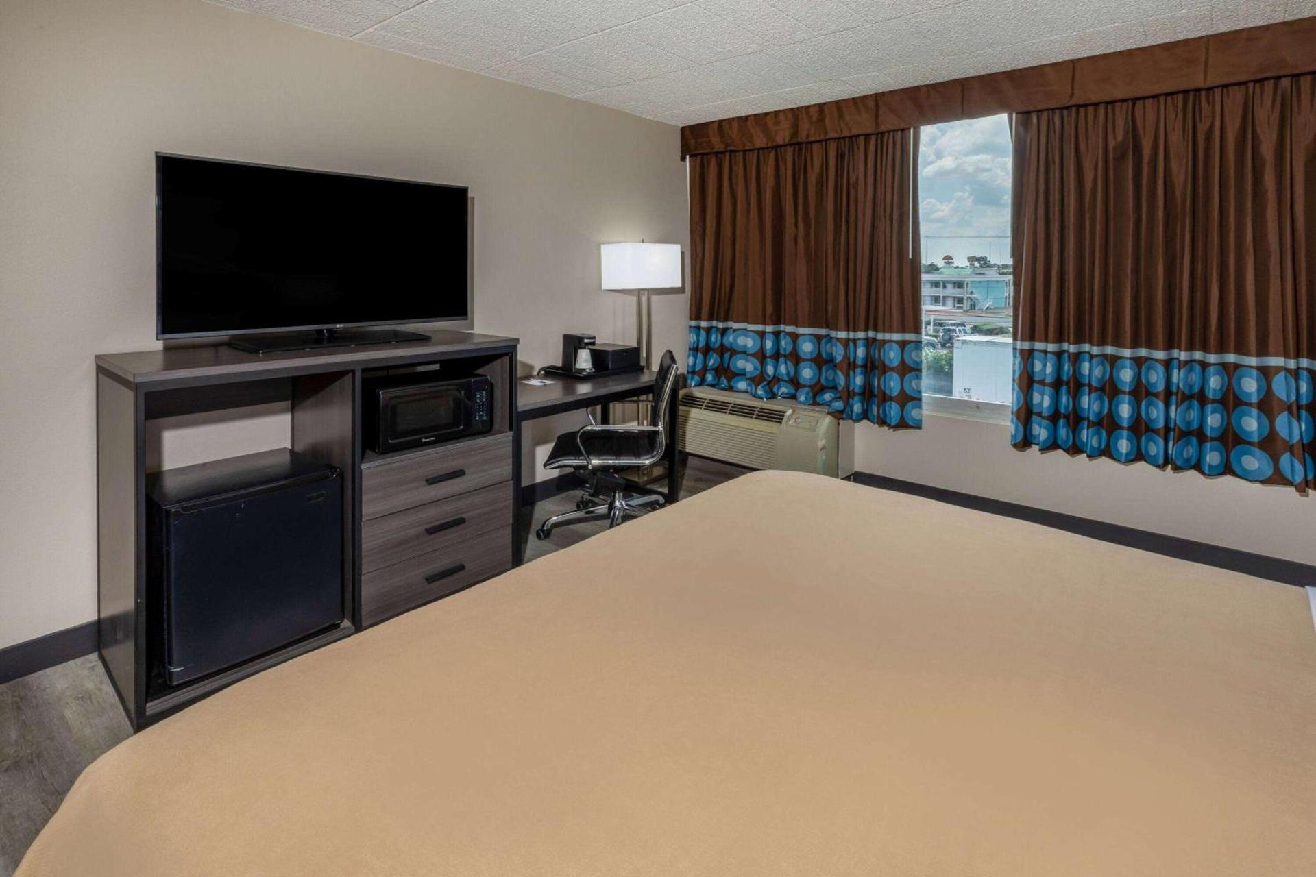 Super 8 by Wyndham Laredo photo 13
