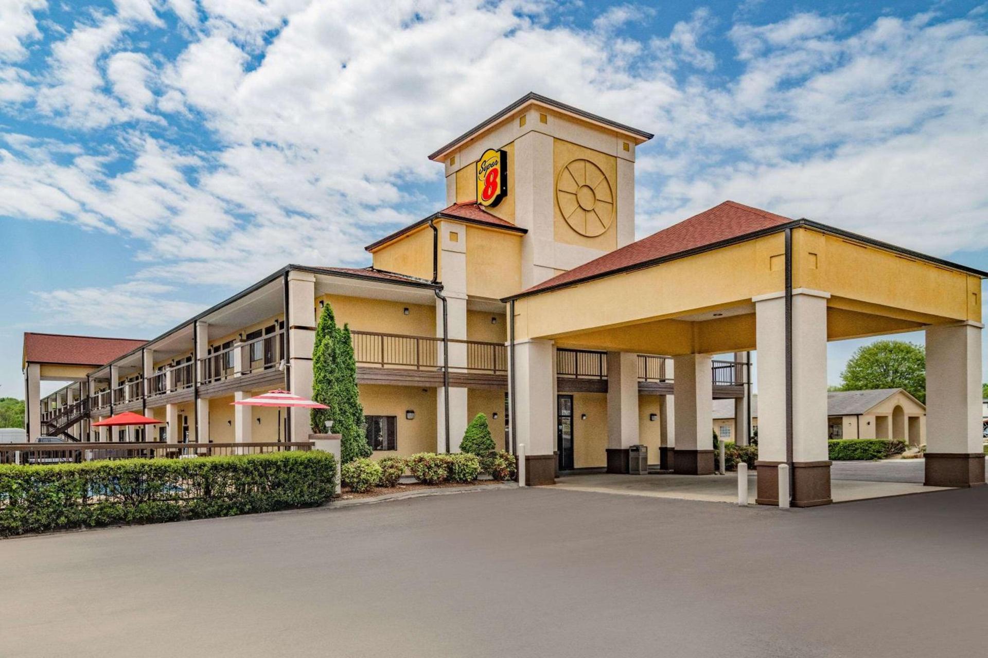 Super 8 by Wyndham Columbia photo 2